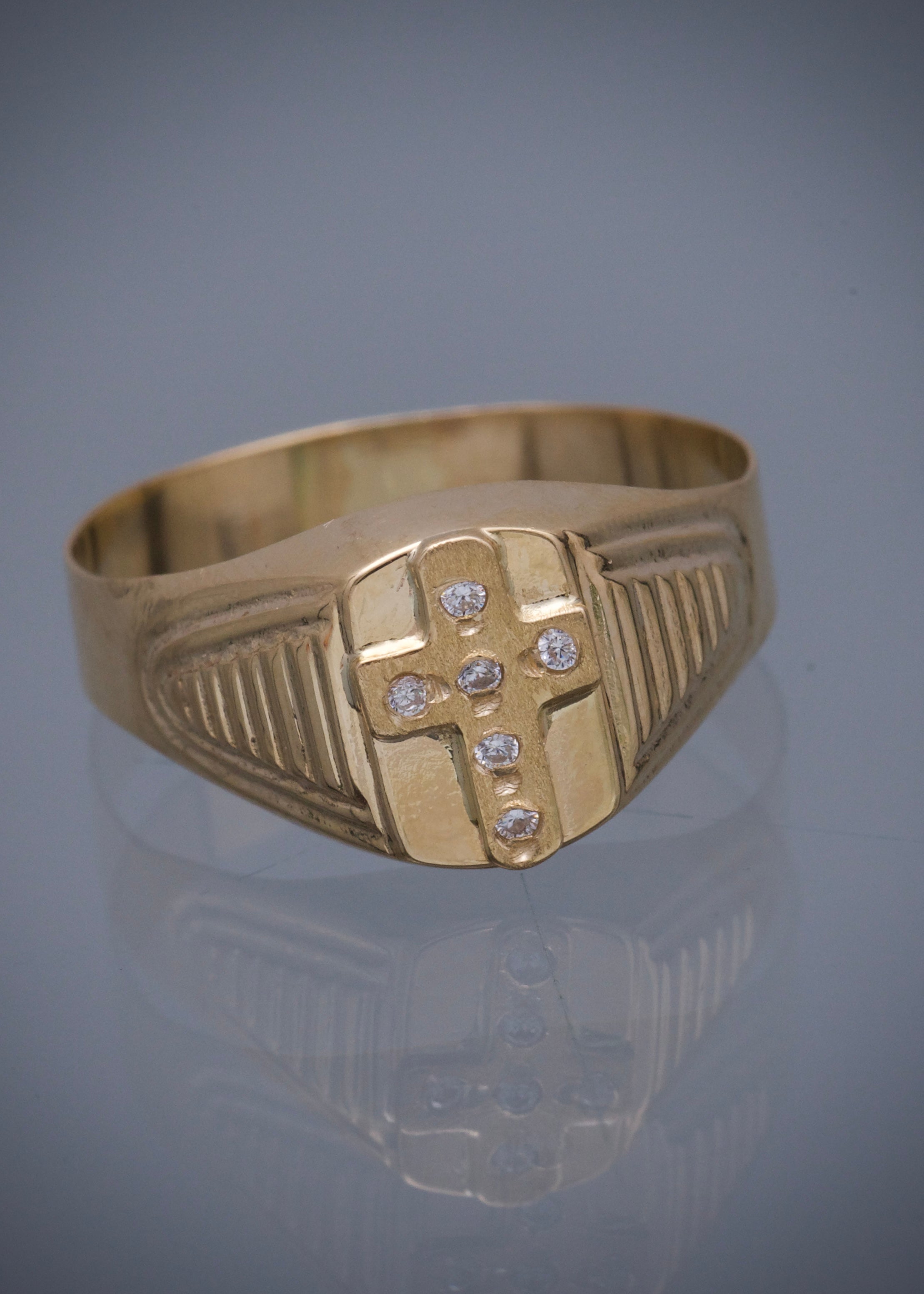 Anillo cruz con swarovski blanco 2.15gr / Talla 11 / Oro Amarillo Nac P