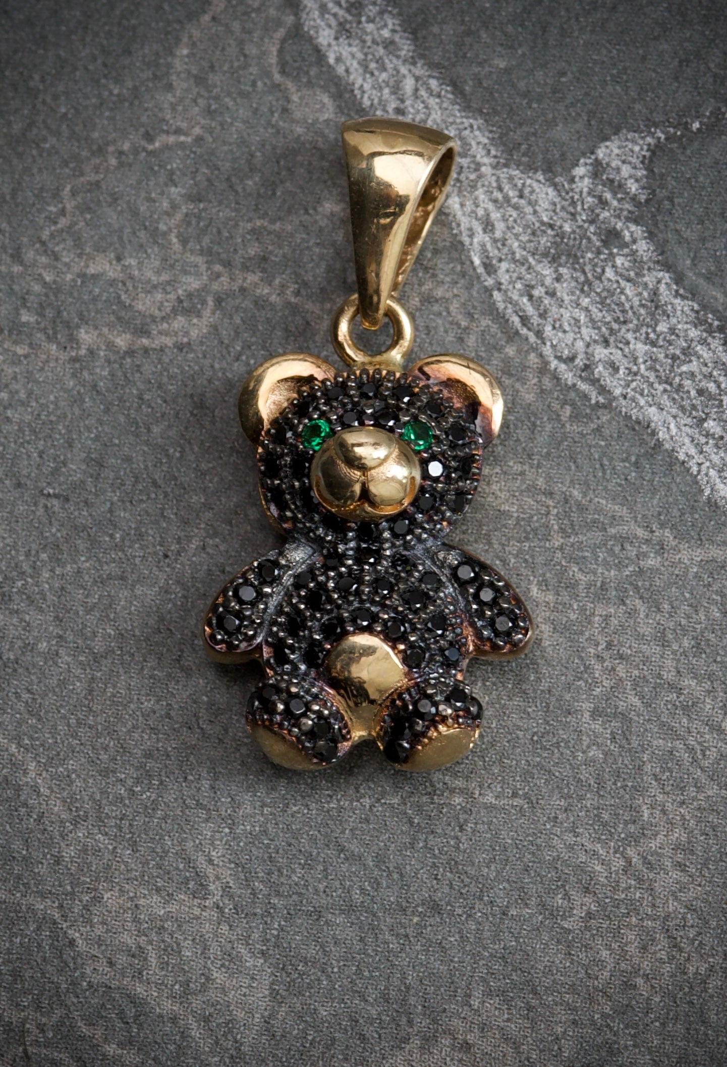 Dije De OSO COn Swarovski Negro Y Verde 3.45gr / Largo 2.5cm / Oro Amarillo Nac B