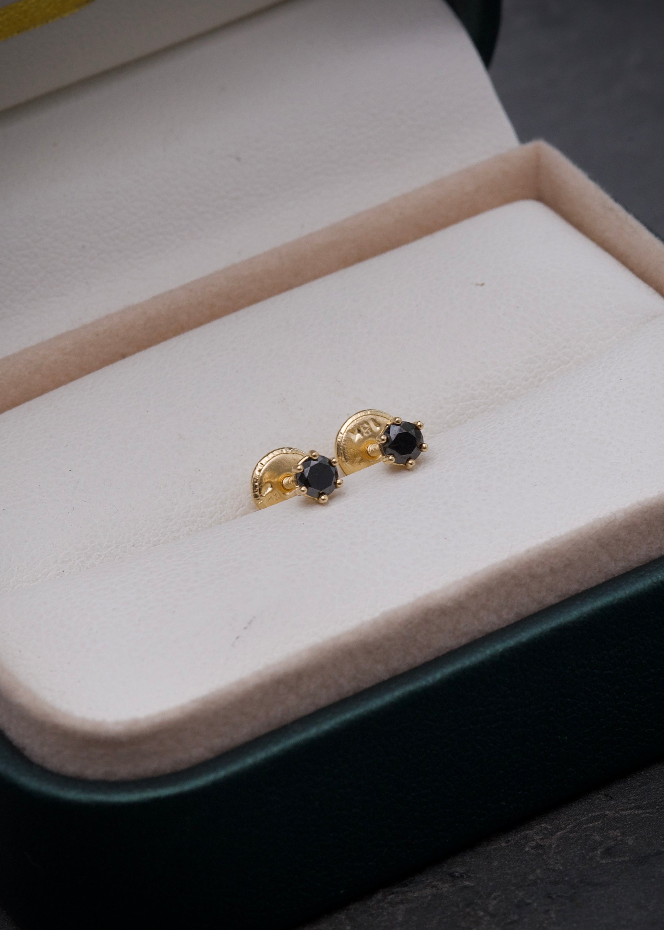 Topos con 26pts de diamante negro 0.6gr / Largo 1 cm / Oro Amarillo Nac (Joya) B