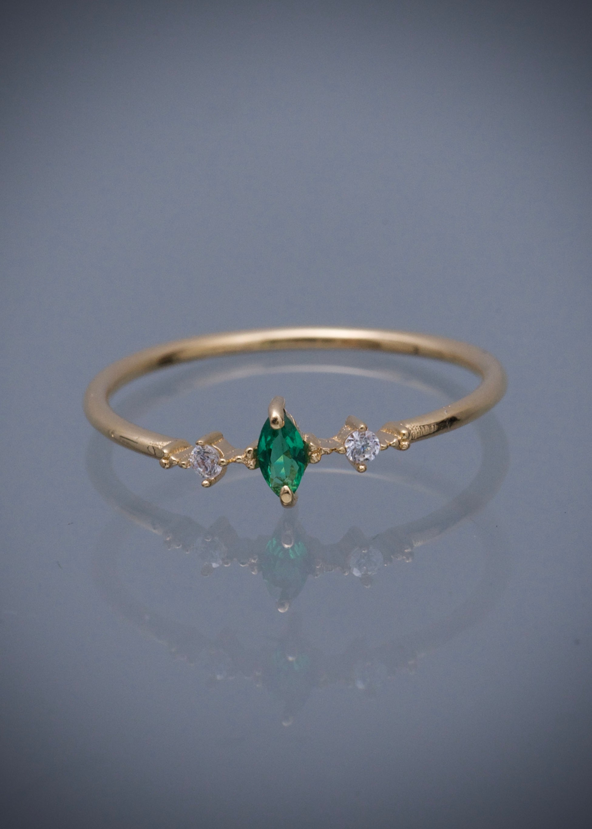 Solitario con swarovski marquiz verde 0.9gr / Talla: 5 1/2 / Oro Amarillo Nac B
