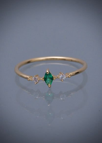 Solitario con swarovski marquiz verde 0.9gr / Talla: 5 1/2 / Oro Amarillo Nac B