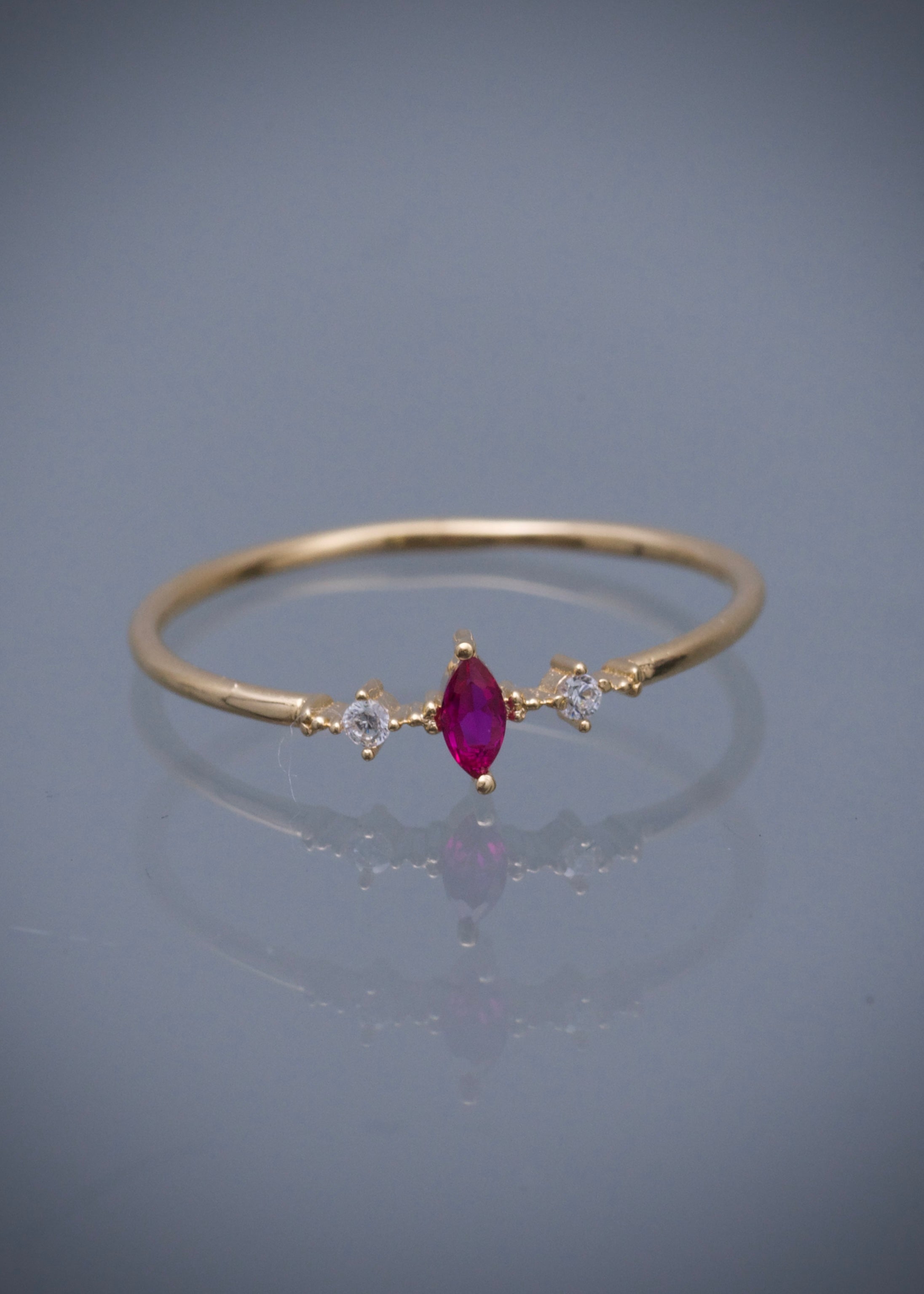 Solitario con swarovski marquiz fucsia 0.95gr / Talla: 7 1/2 / Oro Amarillo Nac B