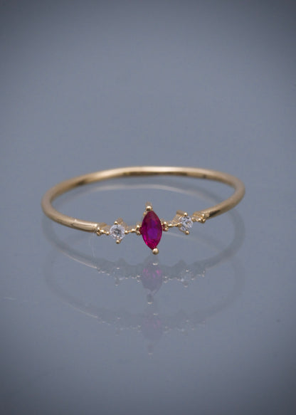 Solitario con swarovski marquiz fucsia 0.95gr / Talla: 7 1/2 / Oro Amarillo Nac B