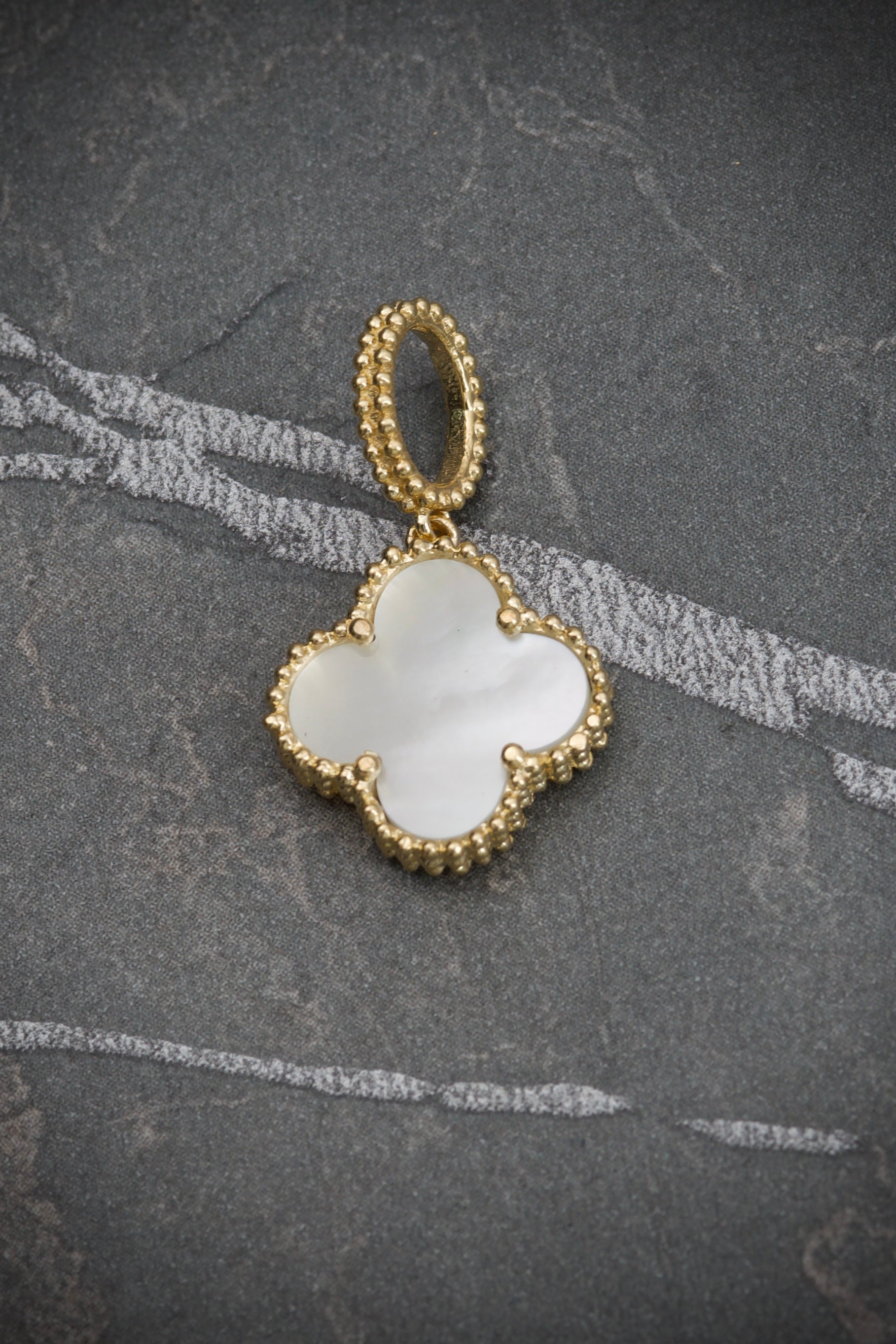 Dije lucky clover 1.95gr / Largo 2.3cm — Oro Amarillo