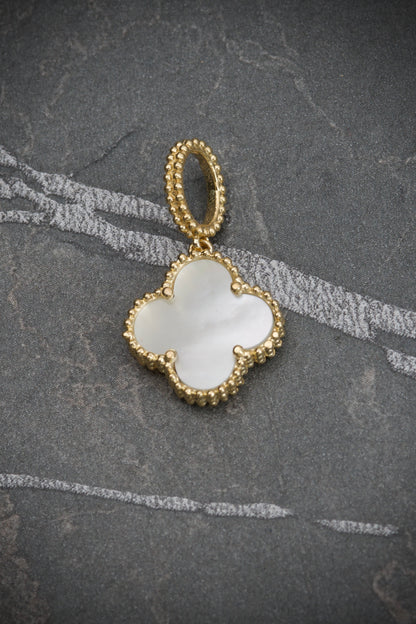 Dije lucky clover 1.95gr / Largo 2.3cm — Oro Amarillo