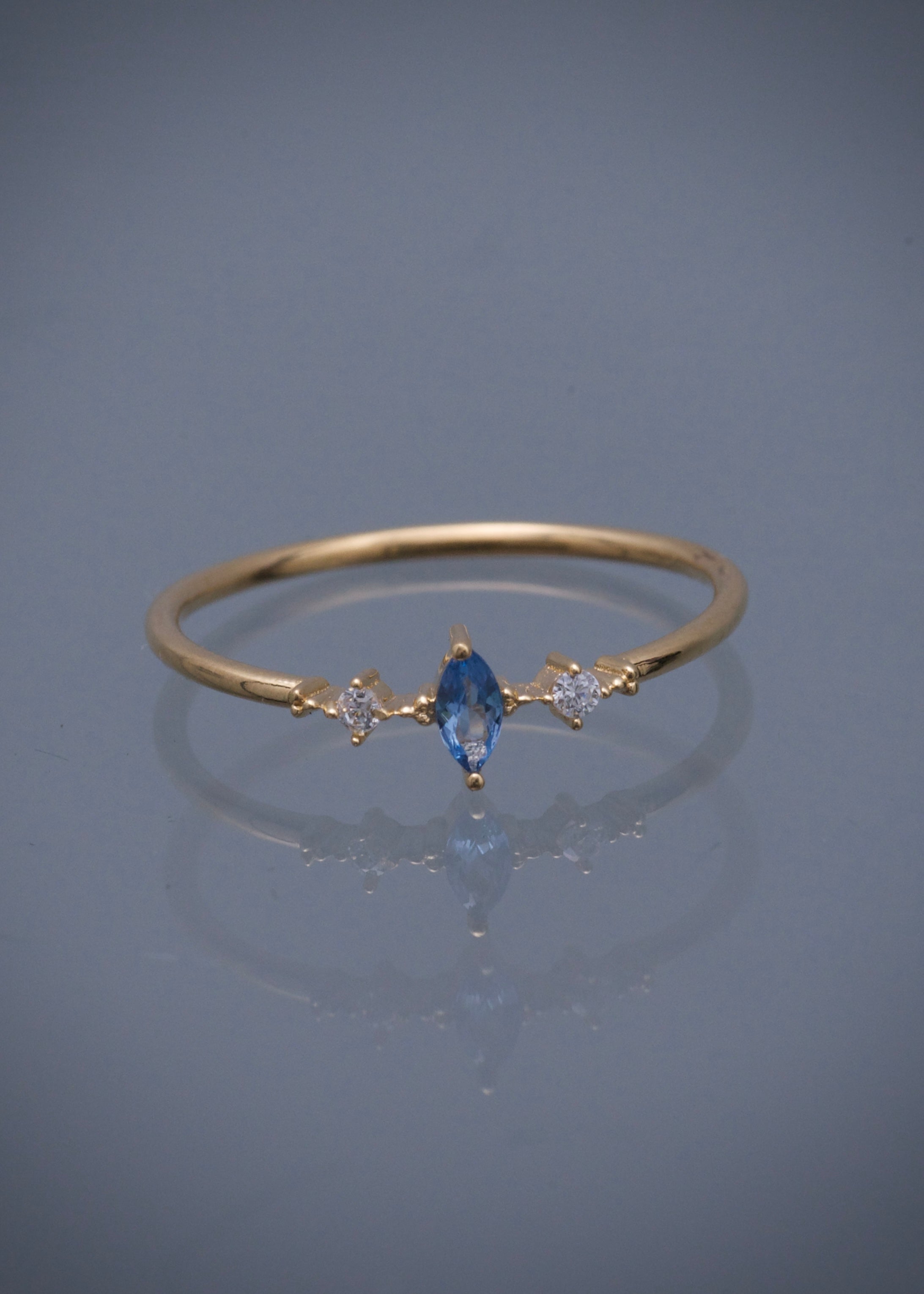 Solitario con swarovski marquiz azul 0.9gr / Talla 6 / Oro Amarillo Nac B