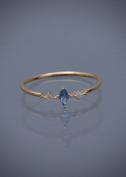 Solitario con swarovski marquiz azul 0.9gr / Talla 6 / Oro Amarillo Nac B