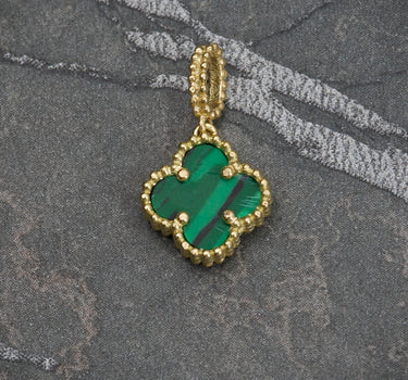 Dije lucky clover piedra verde 0.85gr / 1.5cm / Oro Amarillo  Nac B