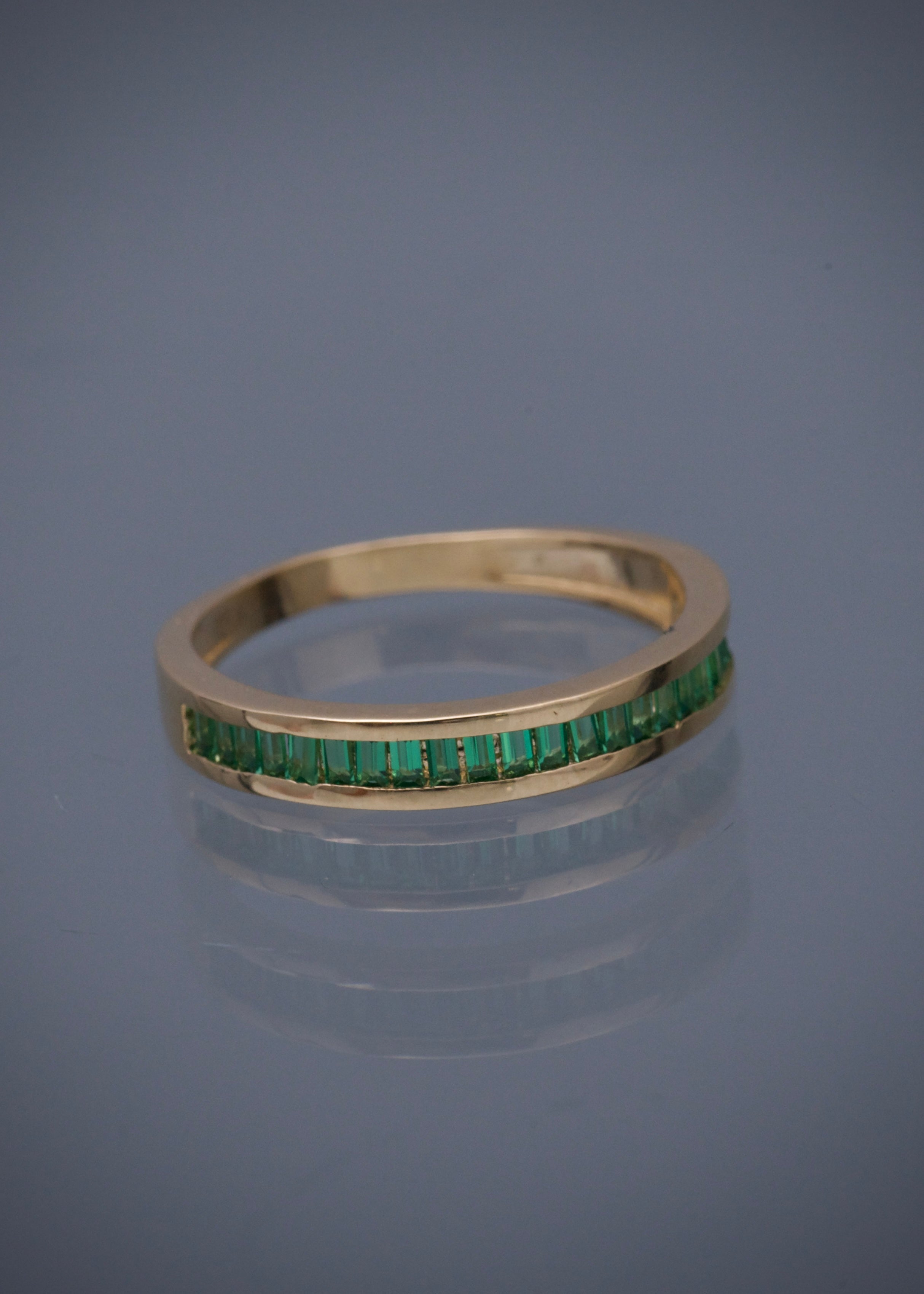 Anillo con swarovski verde corte Baguette 2.3gr / Talla: 5 3/4 / Oro Amarillo Nac B