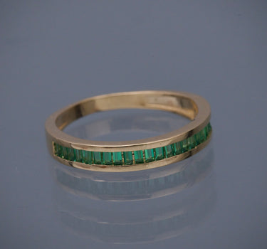 Anillo con swarovski verde corte Baguette 2.3gr / Talla: 5 3/4 / Oro Amarillo Nac B