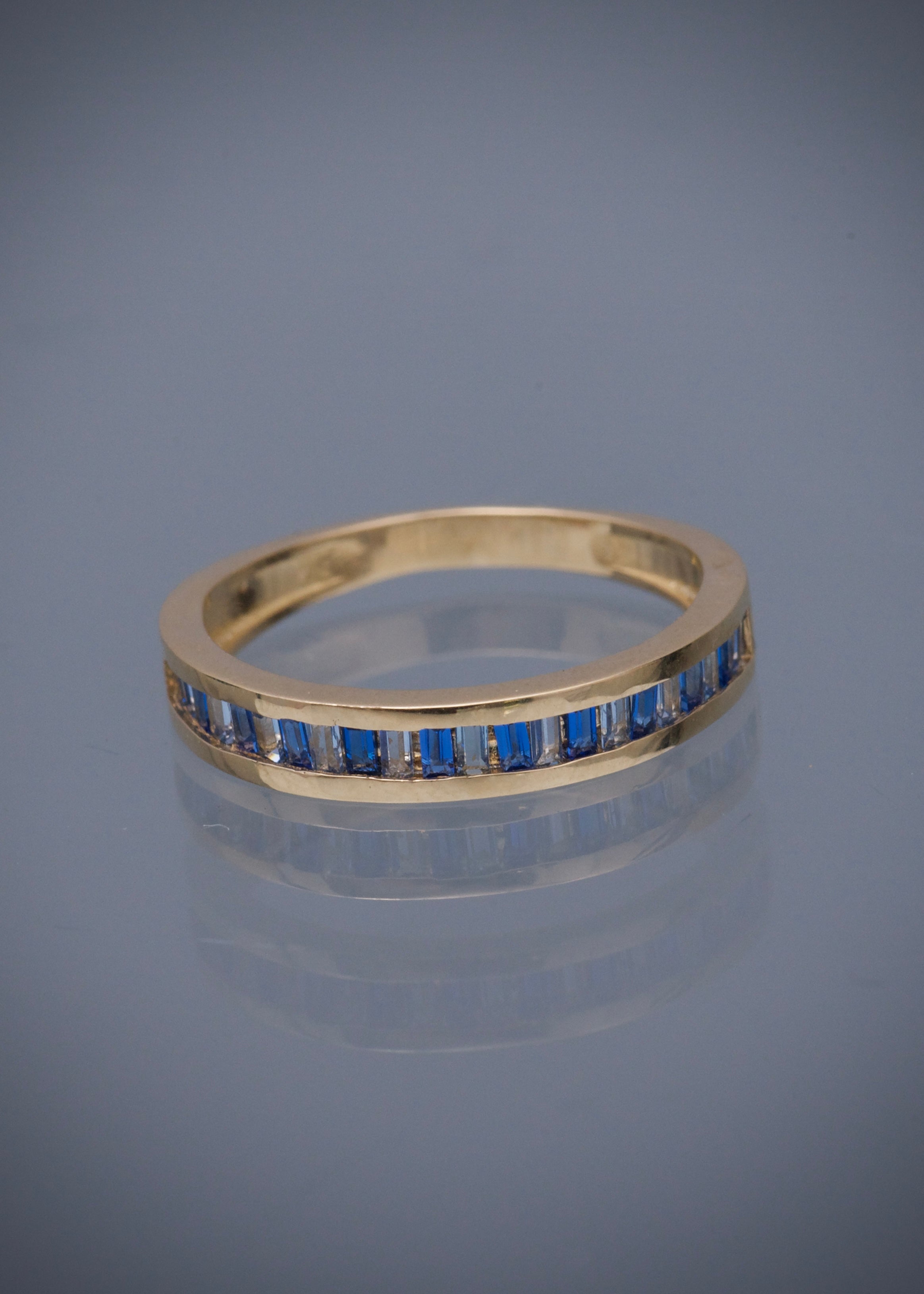 Anillo con swarovski azul corte baguette 2.3gr / TALLA 5 1/4 / Oro Amarillo Nac*