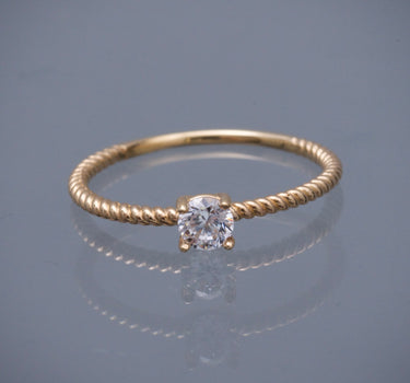 Solitario entorchado con swarovski blanco 1.5gr / Talla: 7 / Oro Amarillo Nac B