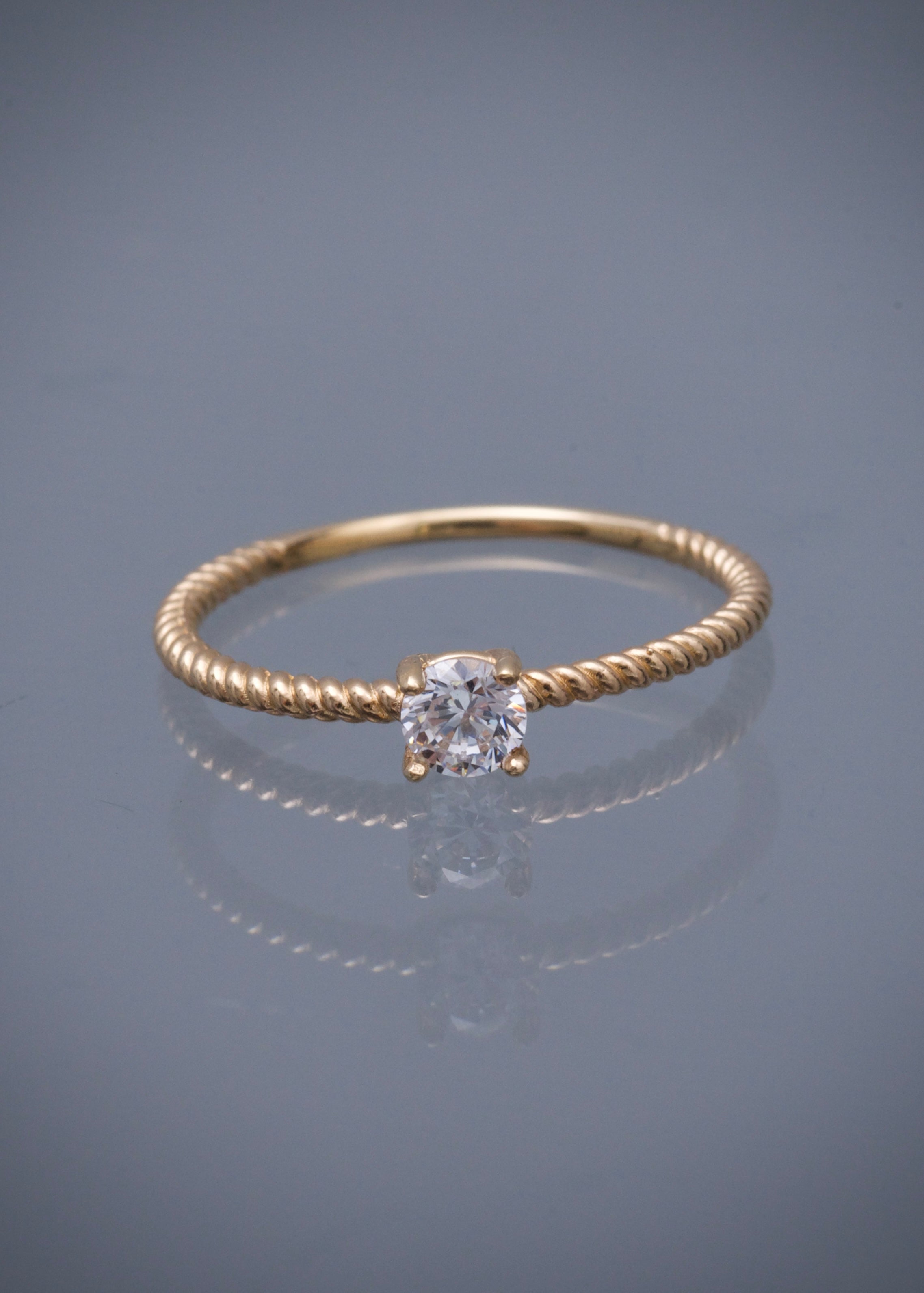 Solitario con Swarovski Blanco 1.5gr / TALLA 6 3/4 / Oro Amarillo Nac P