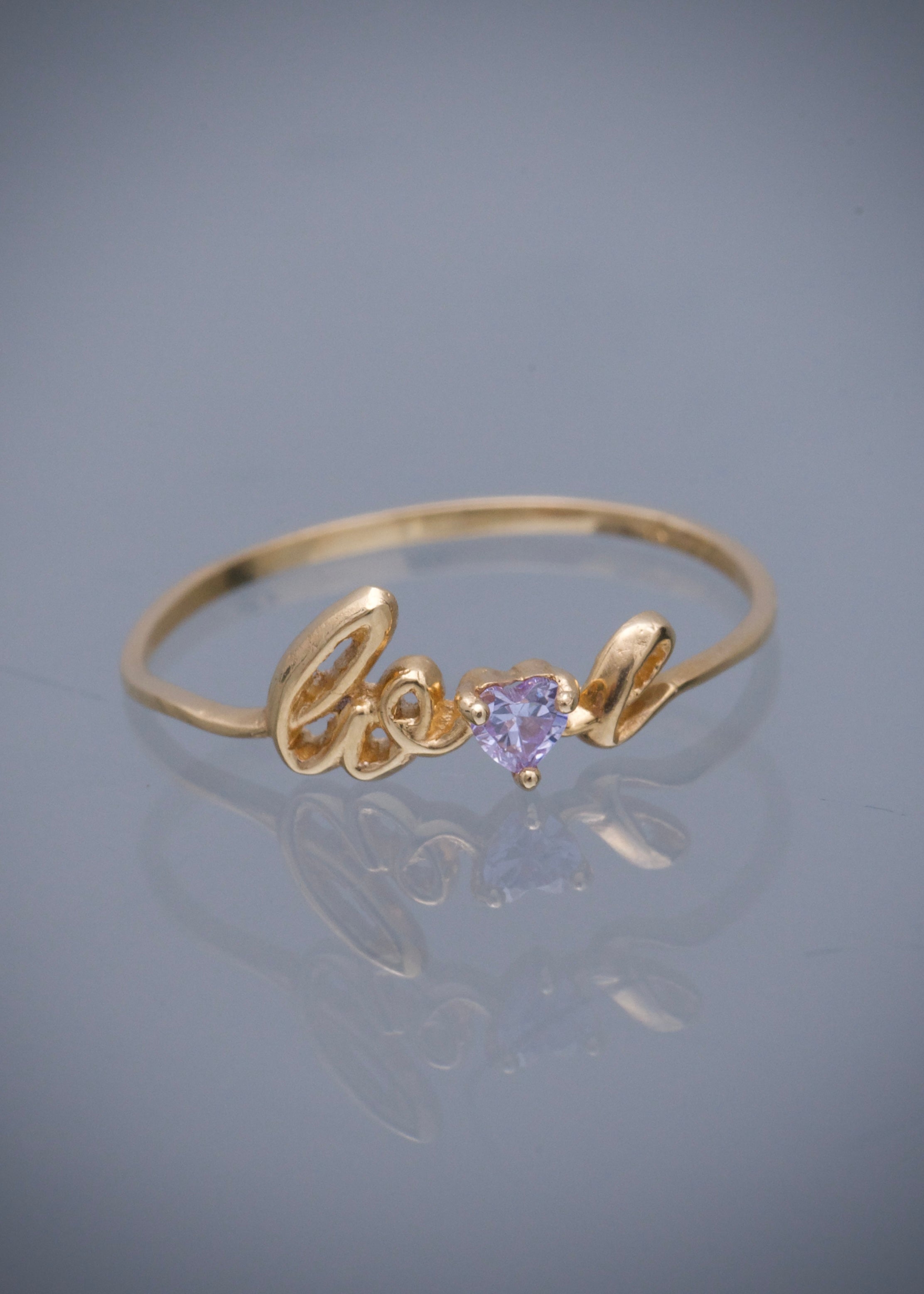 Anillo love con swarovski morado 1.05gr / Talla: 8 / Oro Amarillo Nac B