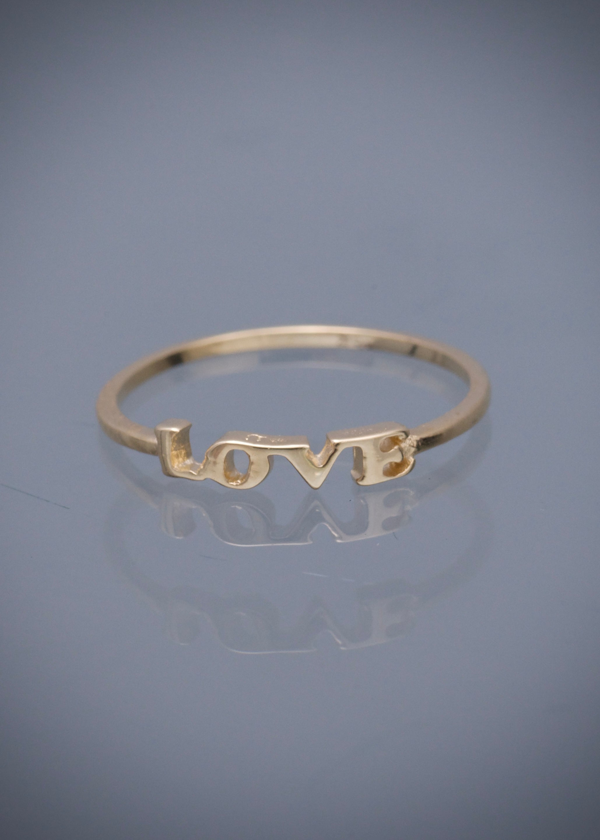 Anillo love 0.85gr / Talla: 5 1/4 / Oro Amarillo Nac B