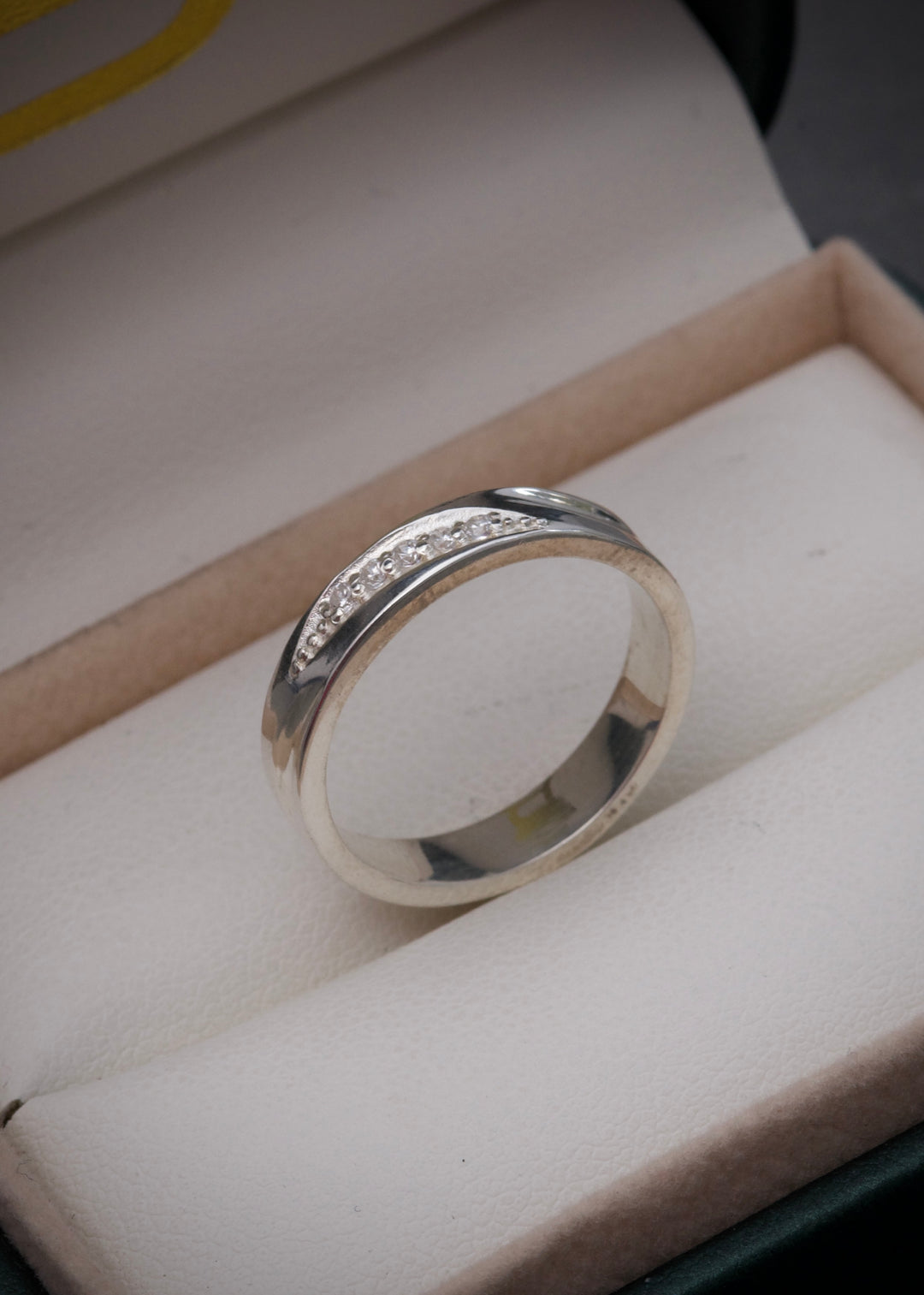 Argolla Con Swarovski Blanco 3.7gr / Talla 7 1/2 / — Plata