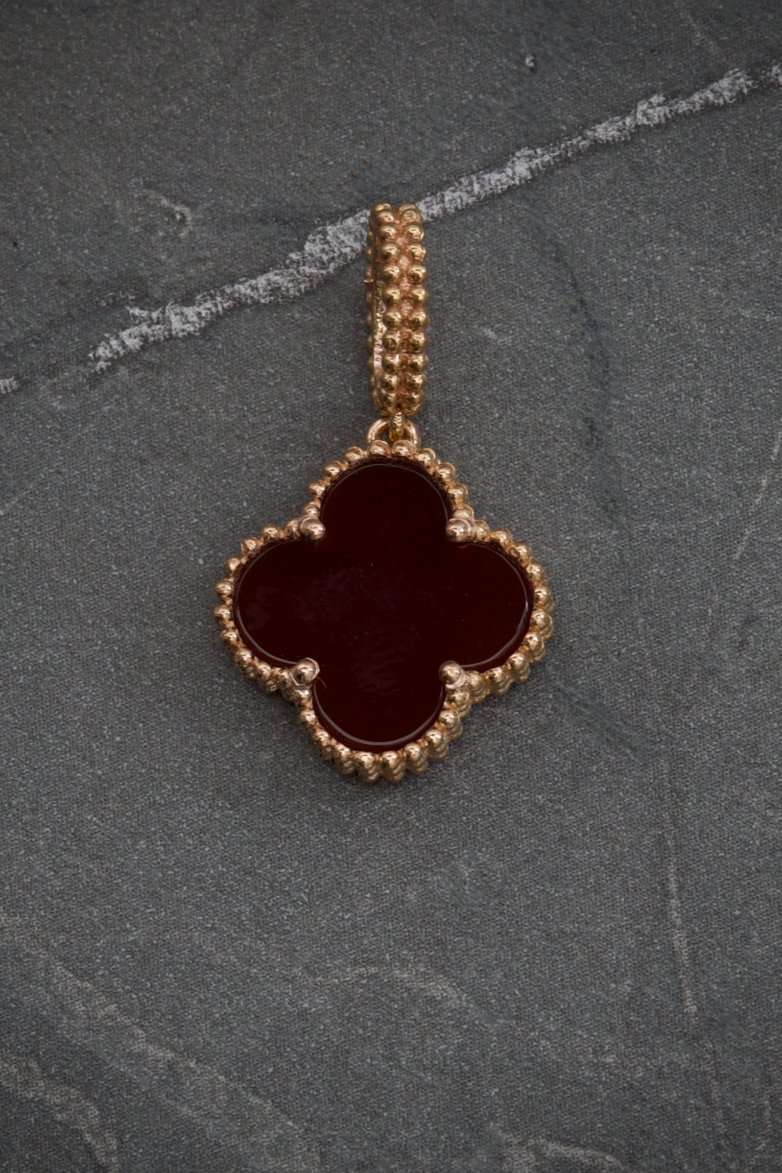 Dije Lucky Clover Piedra Roja  1.7gr / Largo 2.4cm / Oro Rosado Nac M