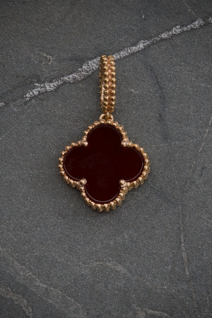 Dije Lucky Clover Piedra Roja  1.7gr / Largo 2.4cm / Oro Rosado Nac M