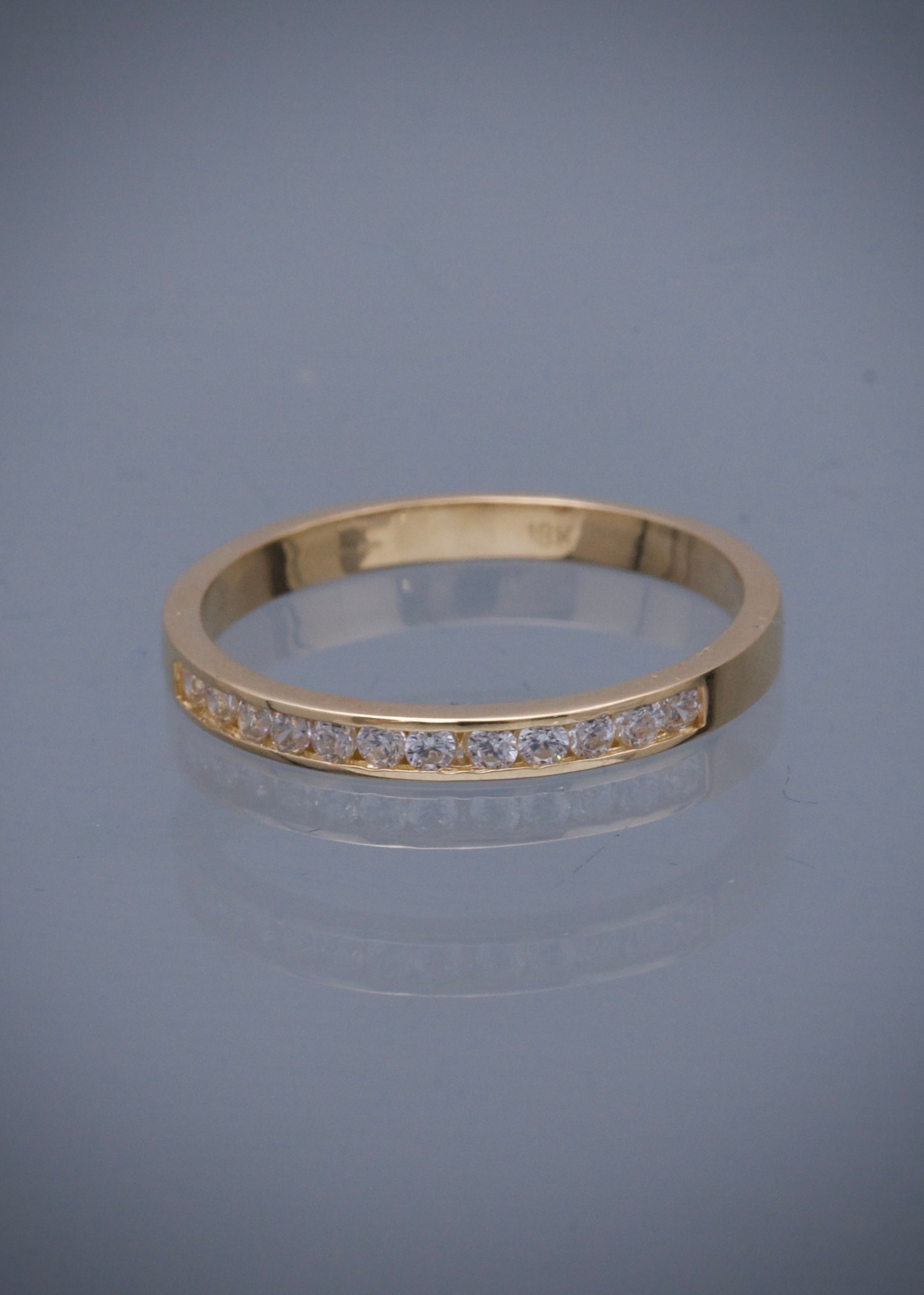 Anillo con swarovski blanco 2.15gr / Talla: 7 1/4 / Oro Amarillo Nac B