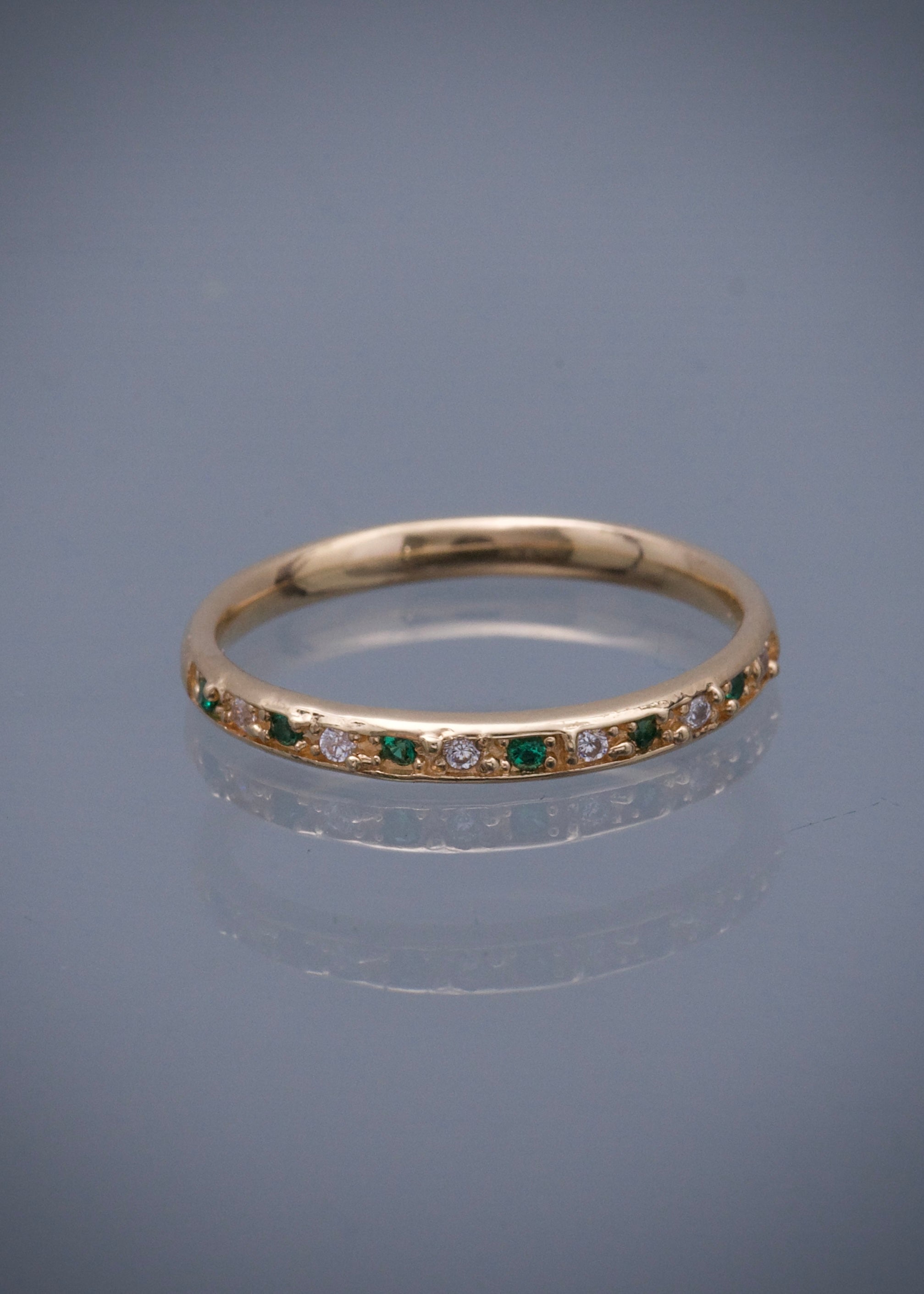 Anillo con swarovski verde y blanco 2.2gr / Talla: 6 1/2 / Oro Amarillo Nac B