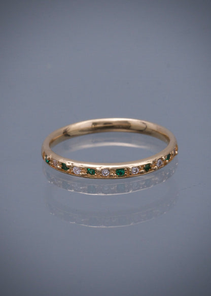 Anillo con swarovski verde y blanco 2.2gr / Talla: 6 1/2 / Oro Amarillo Nac B