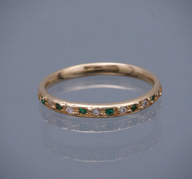 Anillo con swarovski verde y blanco 2.2gr / Talla: 6 1/2 / Oro Amarillo Nac B