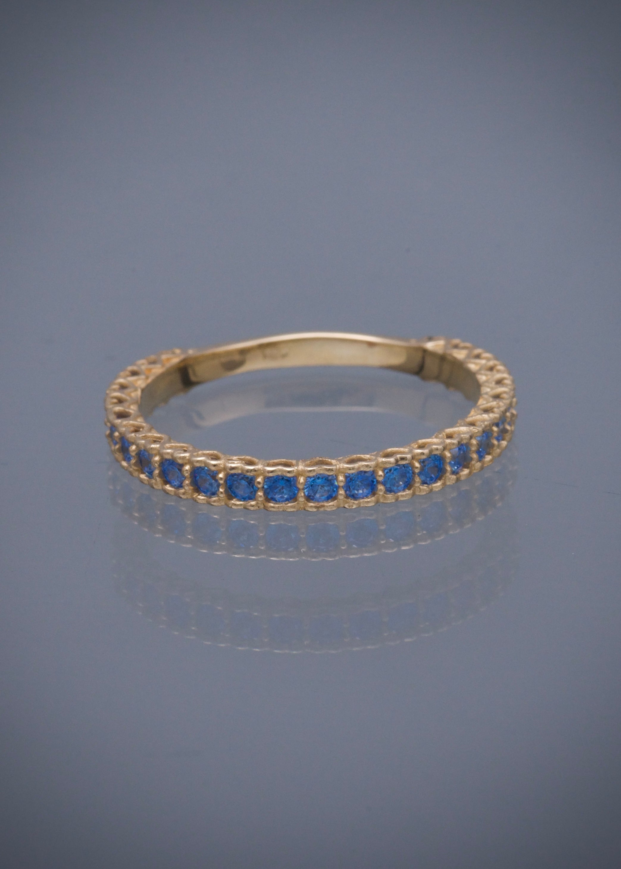 Anillo corazones con swarovski azul 2.2gr / Talla: 7 / Oro Amarillo Nac B