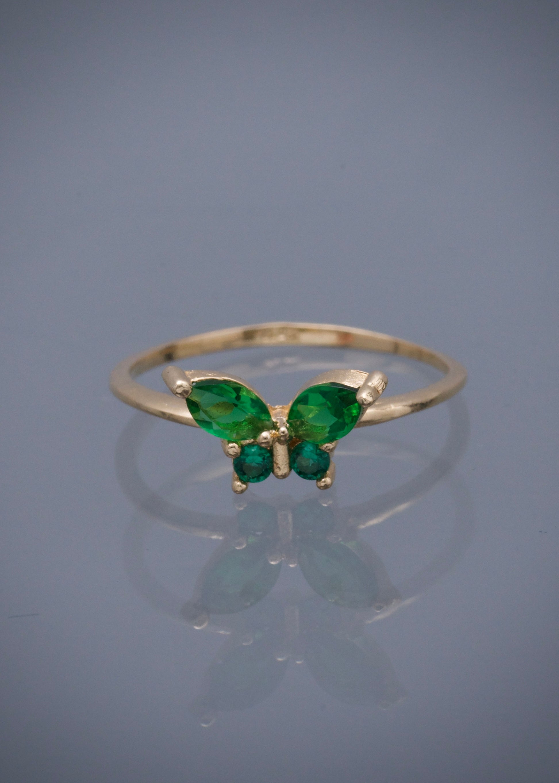Anillo mariposa con swarovski verde 1.4gr / Talla: 5 1/2 / Oro Amarillo Nac B