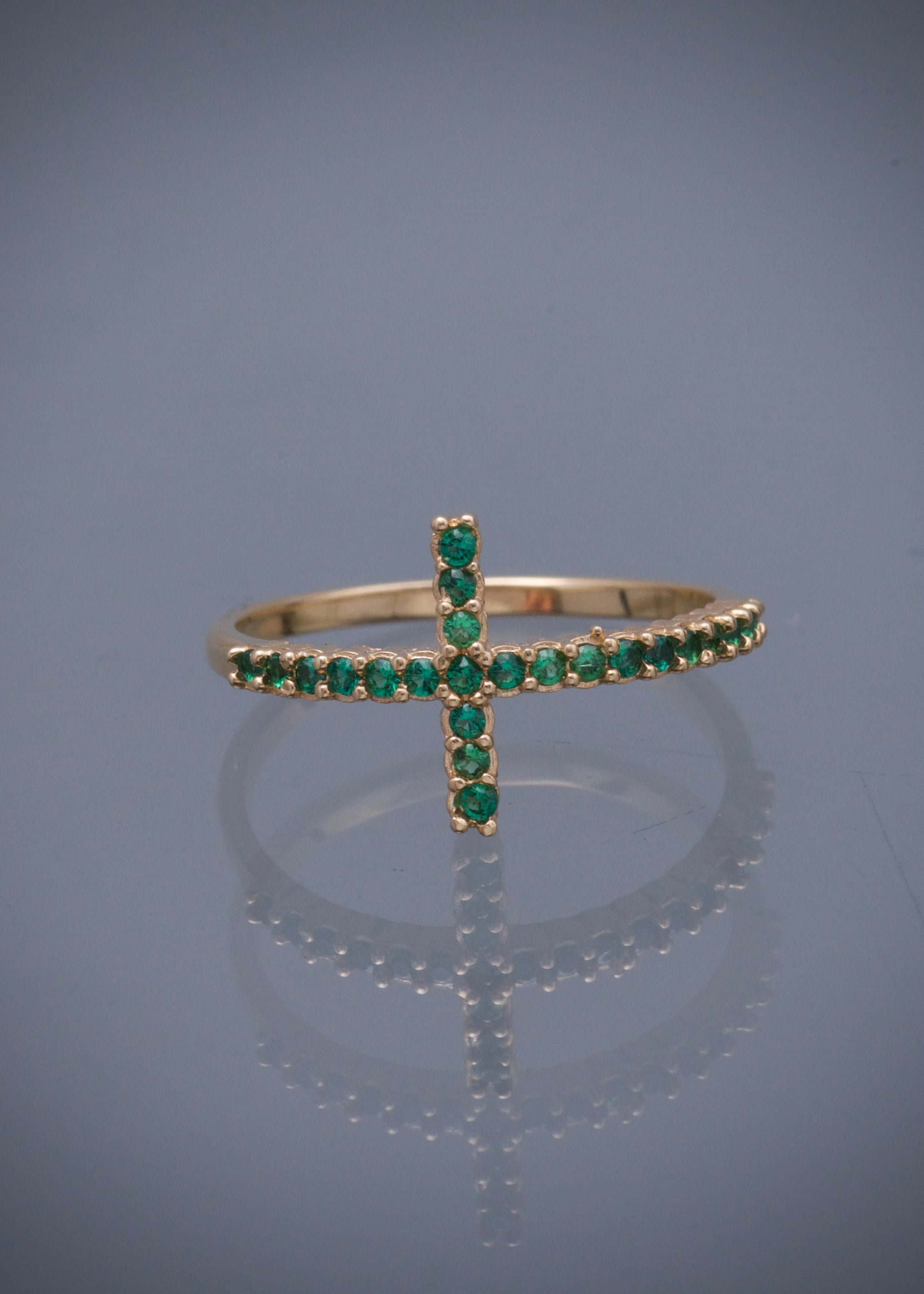 Anillo cruz con swarovski verde 1.55gr / TALLA 5 3/4 / Oro Amarillo Nac M