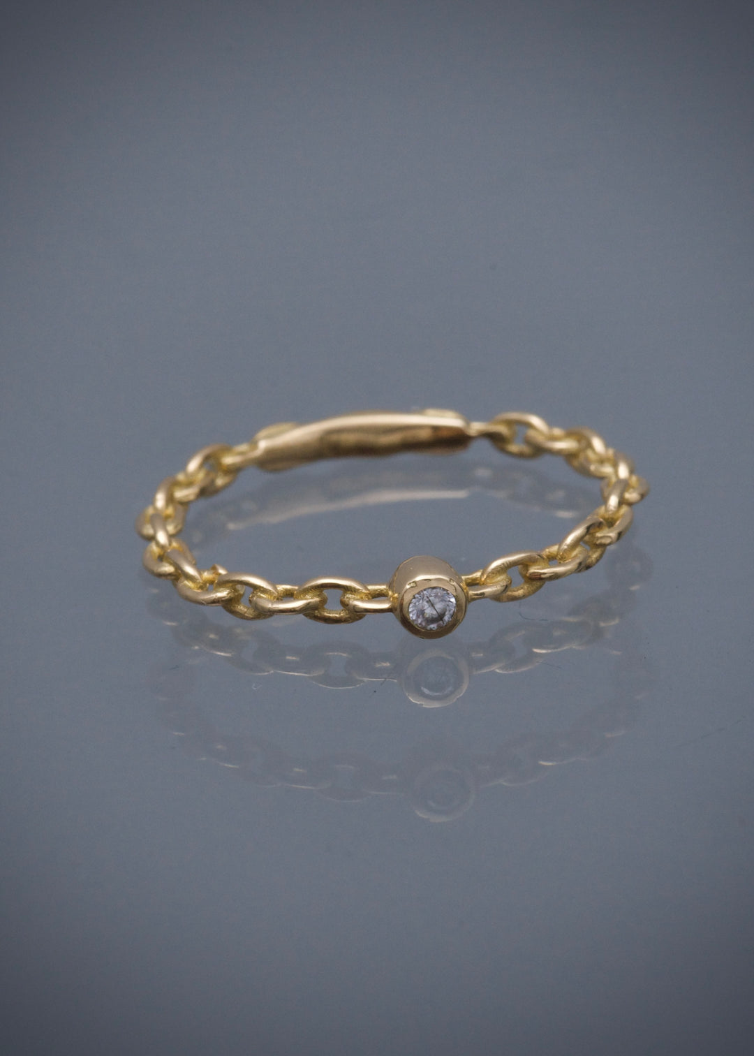 Solitario con swarovski blanco 1.4gr / Talla 7 1/2 — Oro Amarillo
