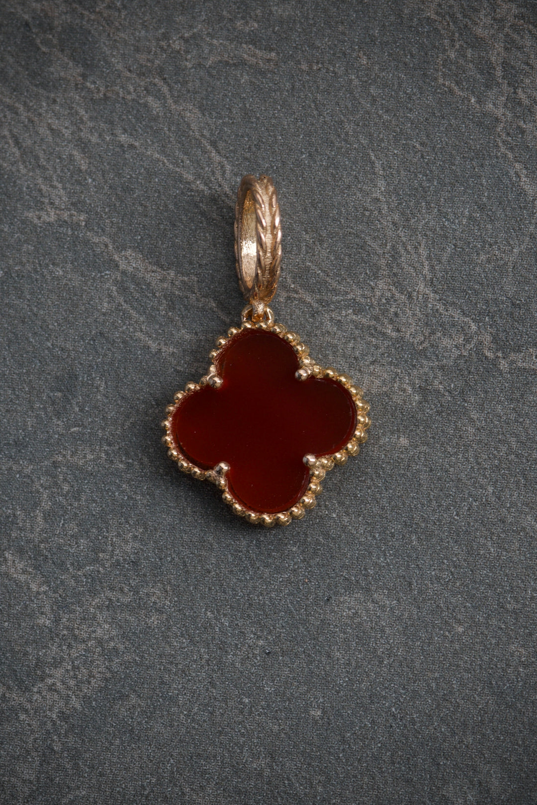 Dije lucky clover piedra roja 1.95gr / 2.3cm — Oro Rosado