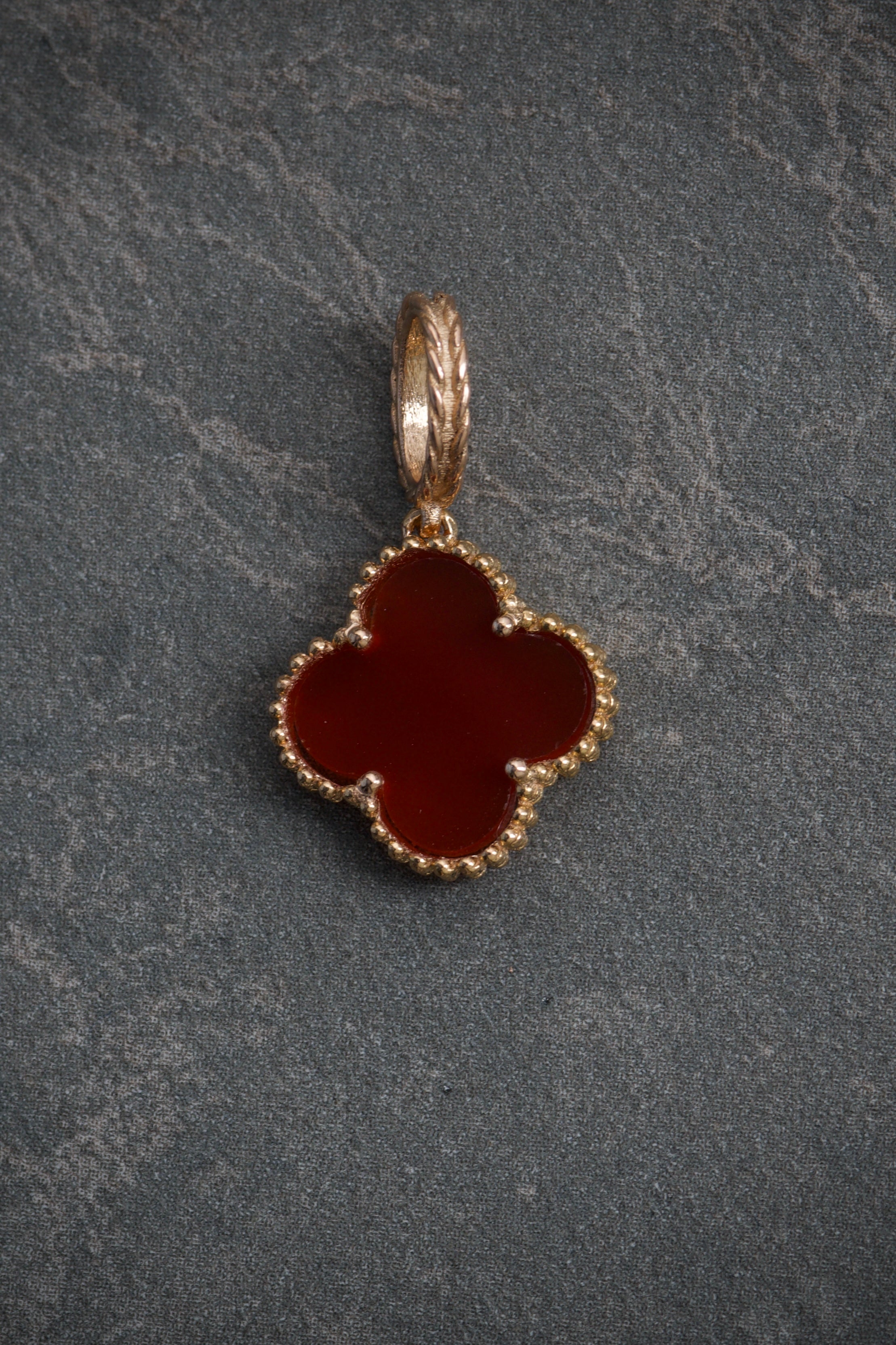 Dije lucky clover piedra roja 1.95gr / 2.3cm / Oro Rosado Nac B
