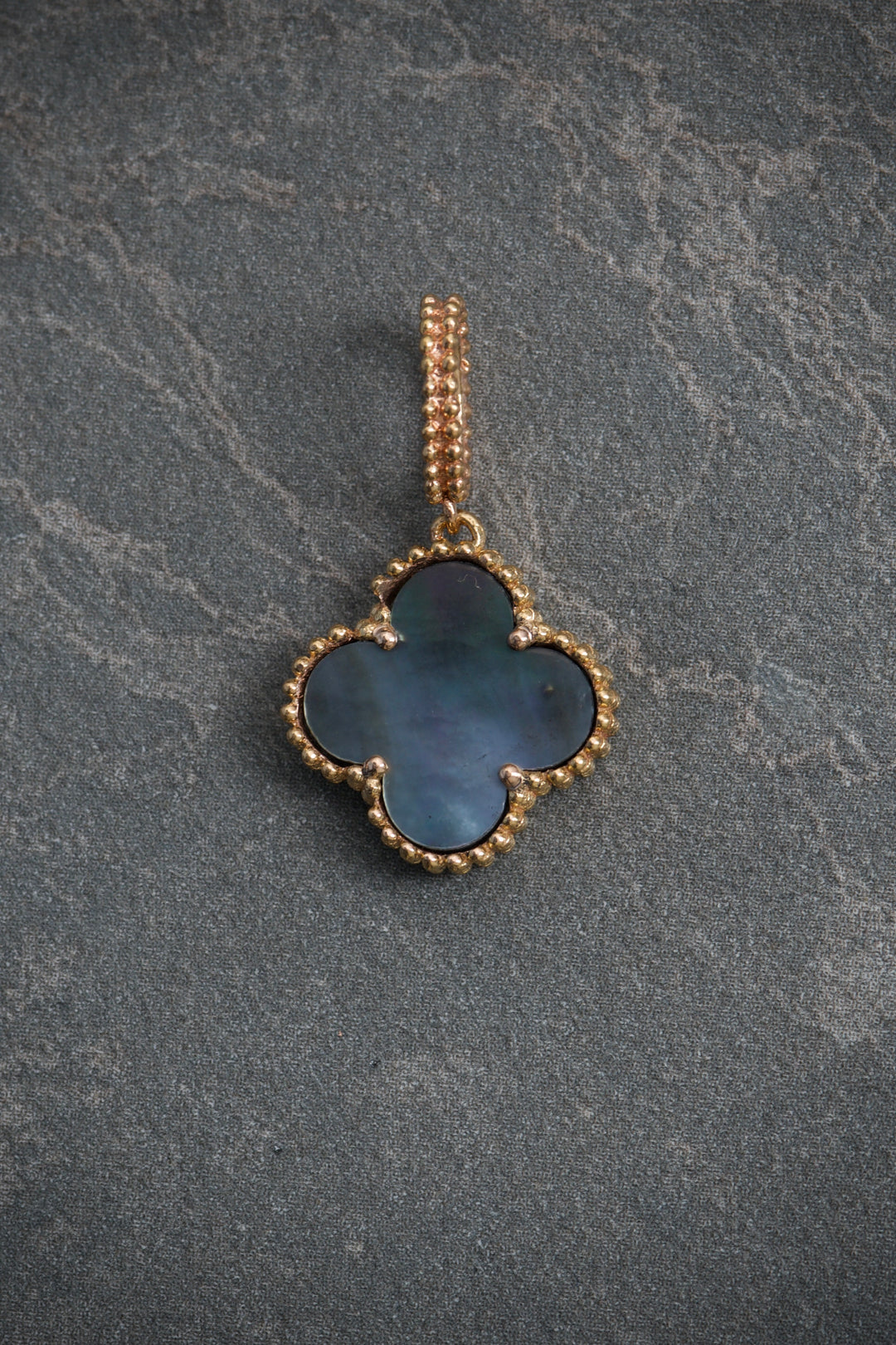 Dije Lucky Clover Piedra Petrolizada 1.65gr / Largo 2.4cm — Oro Rosado