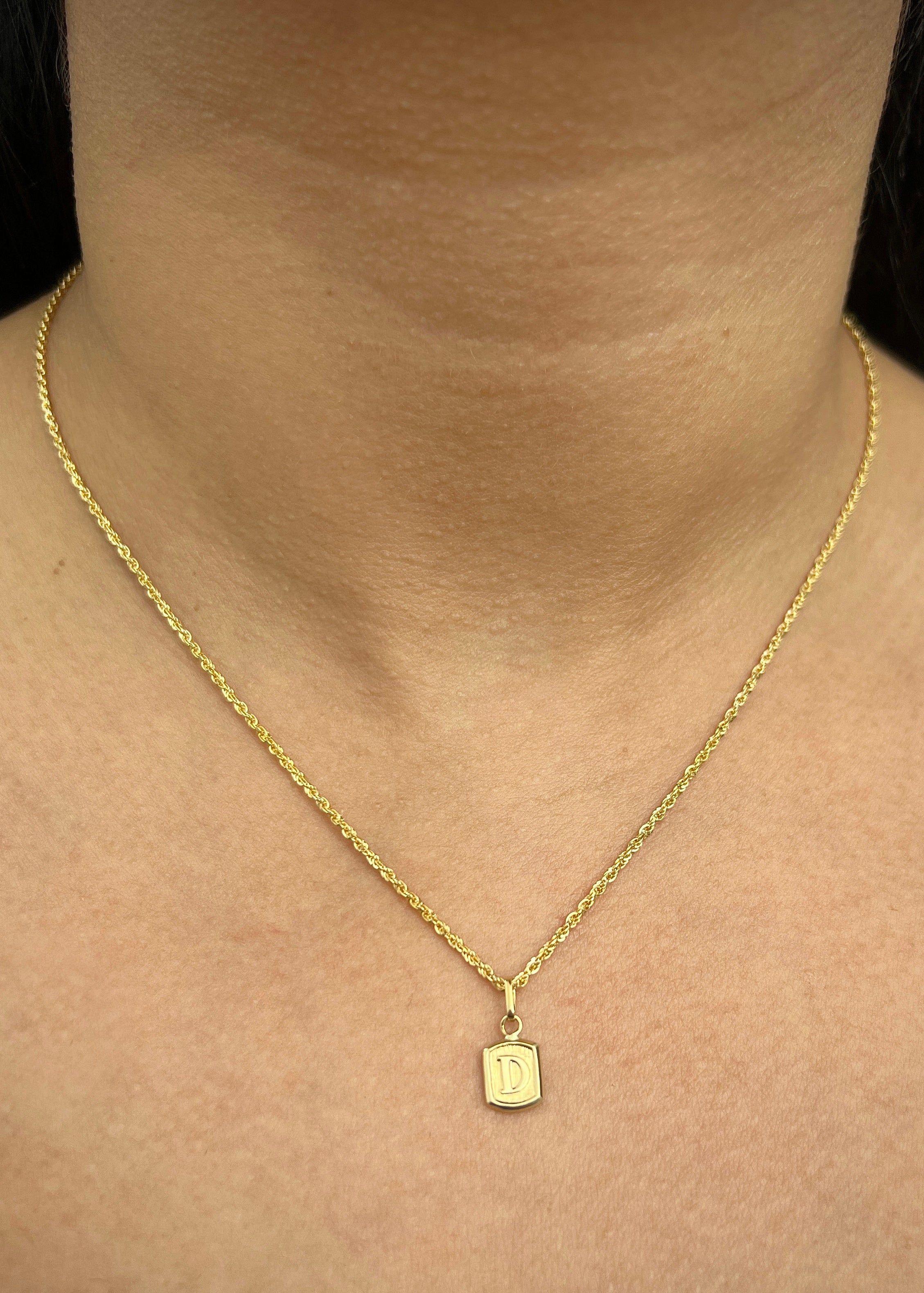 Dije letra d 0.35gr / Largo 1.5cm / Oro Amarillo Nac B