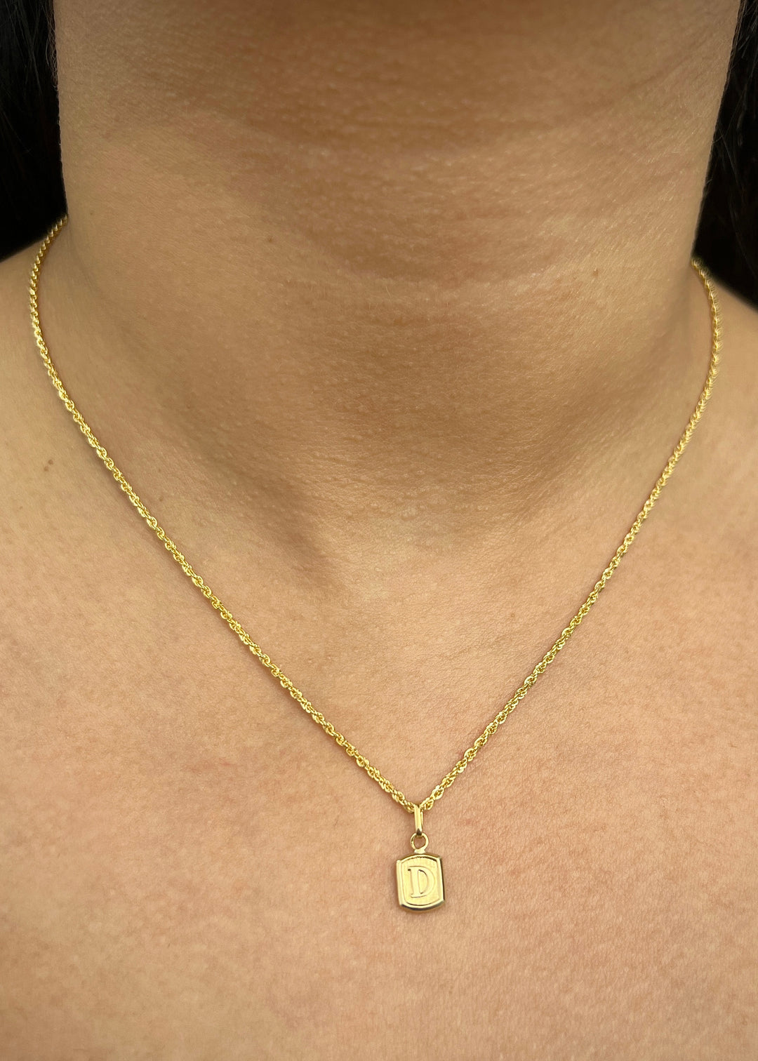 Dije Letra D 0.3gr / 1.5cm / 6.9mm — Oro Amarillo