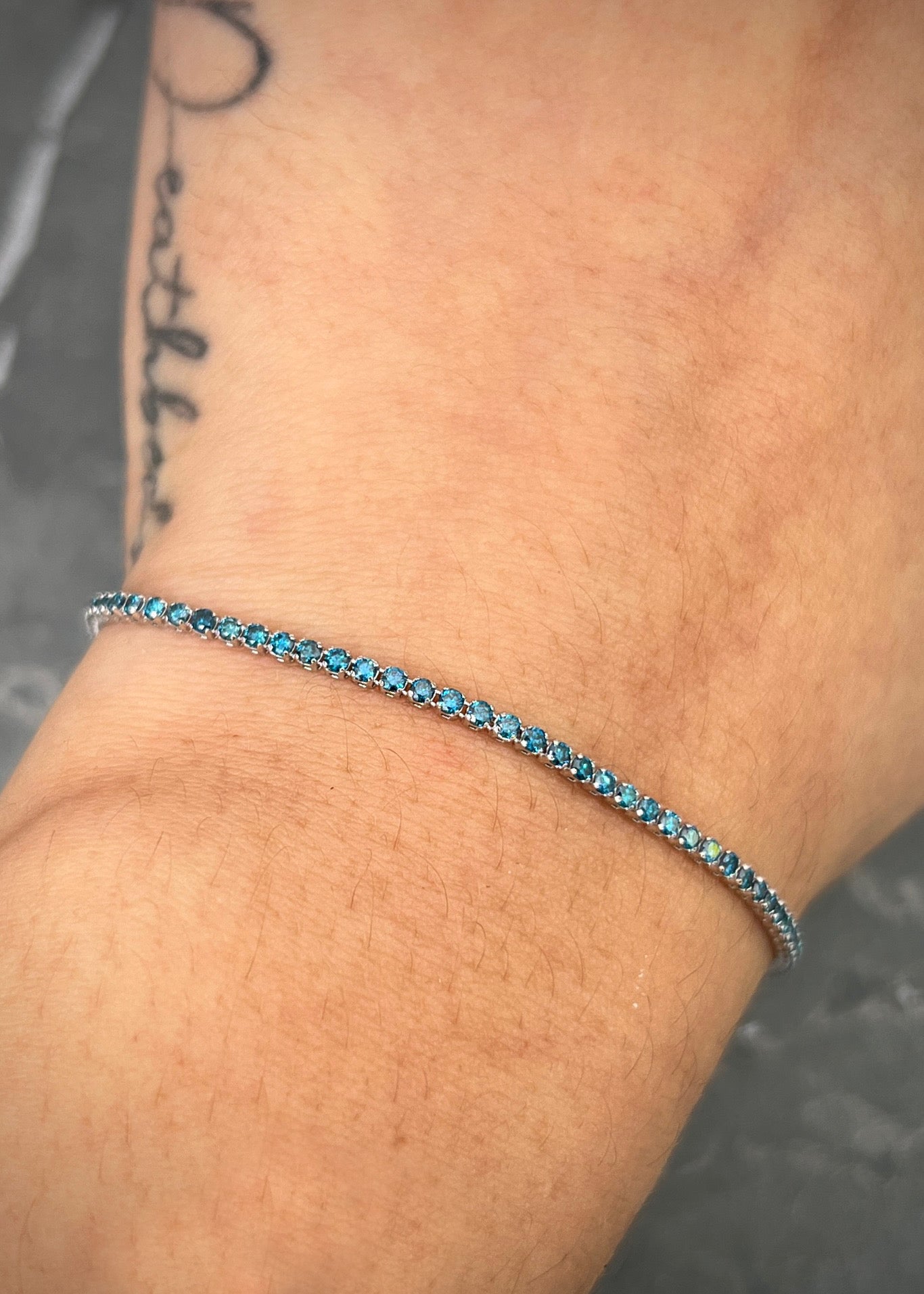 Pulso tenis con 134pts de diamantes azules 2.1gr / Largo 17.5cm / Oro Blanco (Joya) P