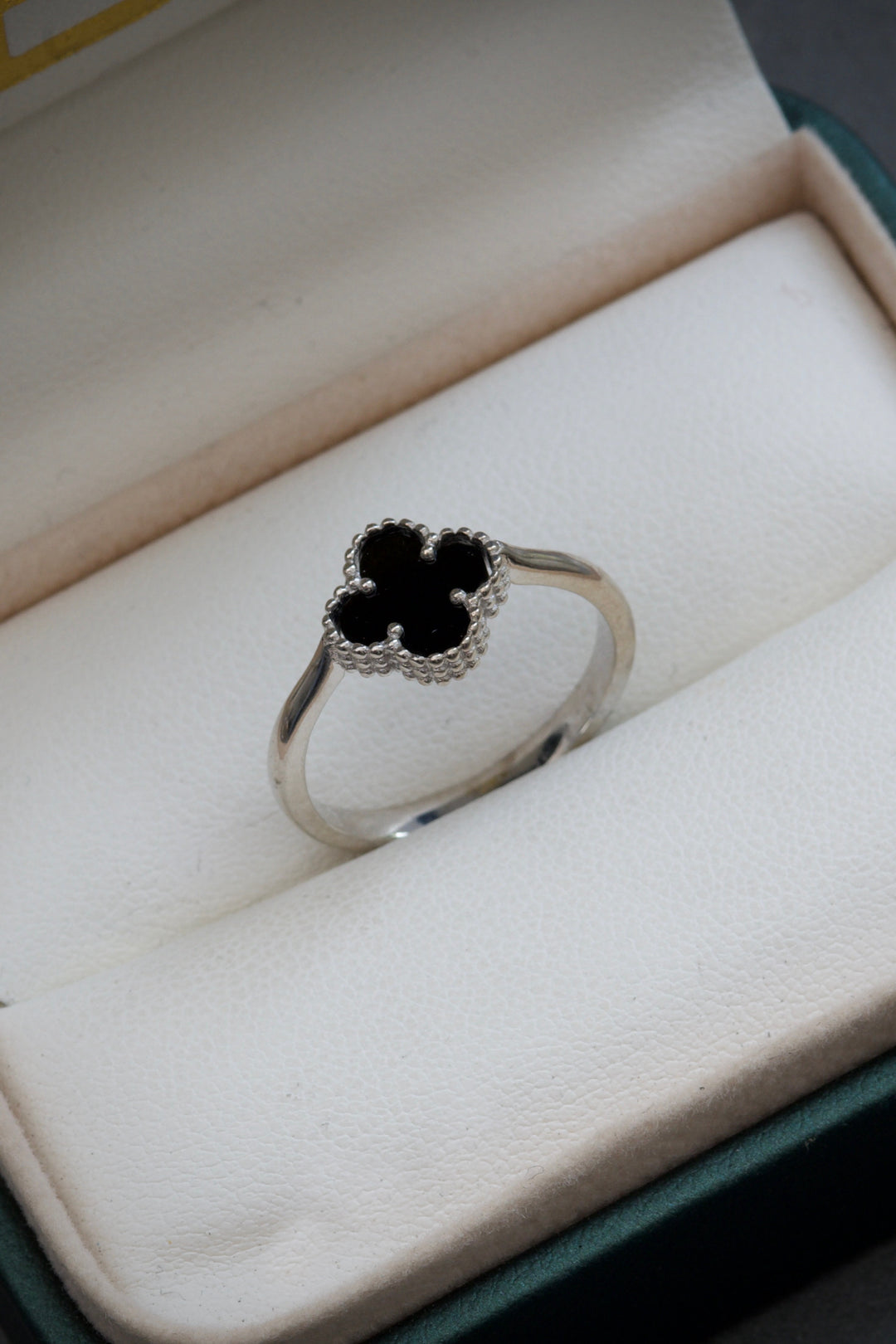 Anillo lucky clover piedra negra 2.8gr / Talla: 7 — Oro Blanco