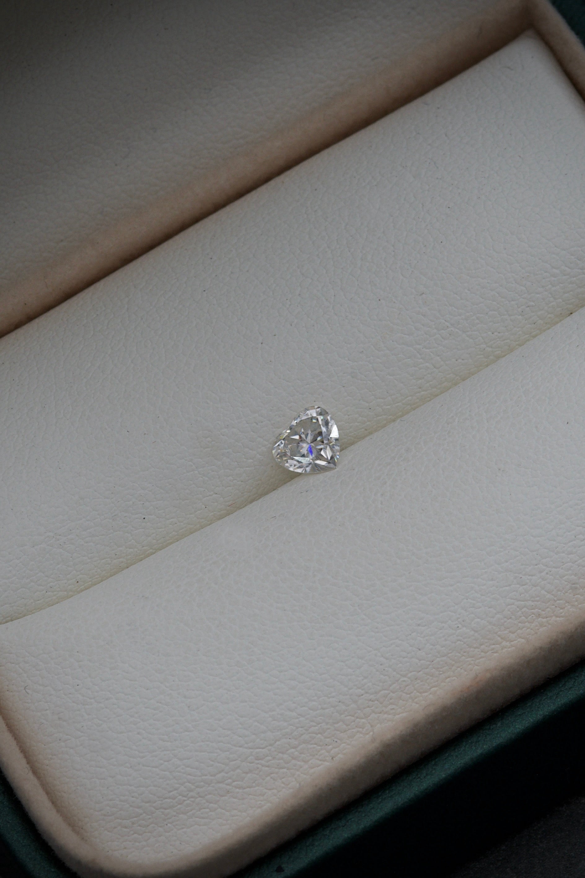 Moissanita De Corazon Blanco Con 50Pts Largo 0.5cm /  (Joya) B