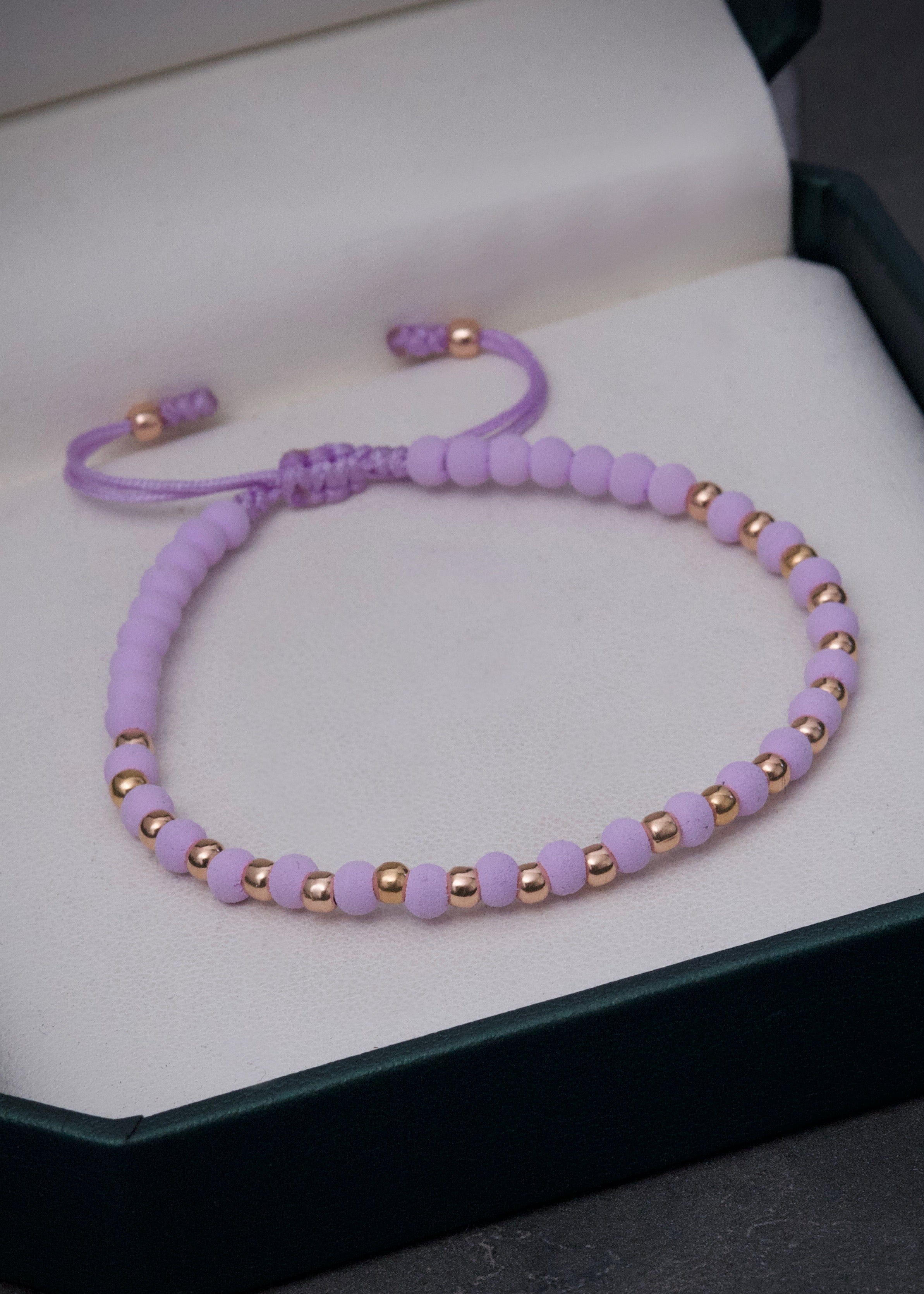 Pulsera en hilo Lila con bolas lisas 0.95gr / Oro Rosado (Joya) M