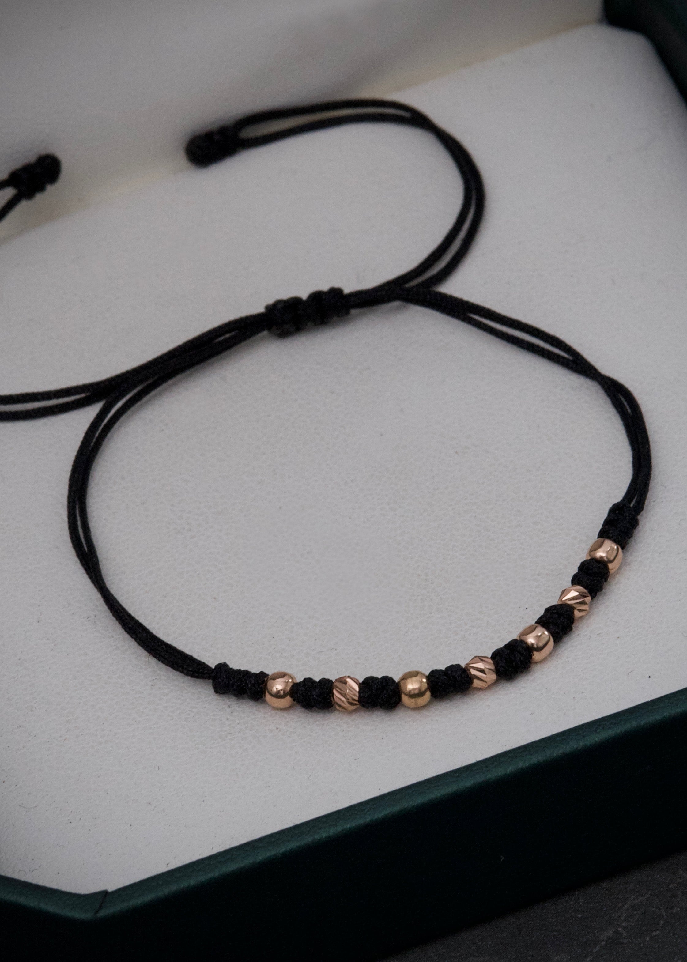 Pulsera en hilo negro con bolas lisas y diamantadas 3mm 0.4gr / Oro Rosado (Joya)*