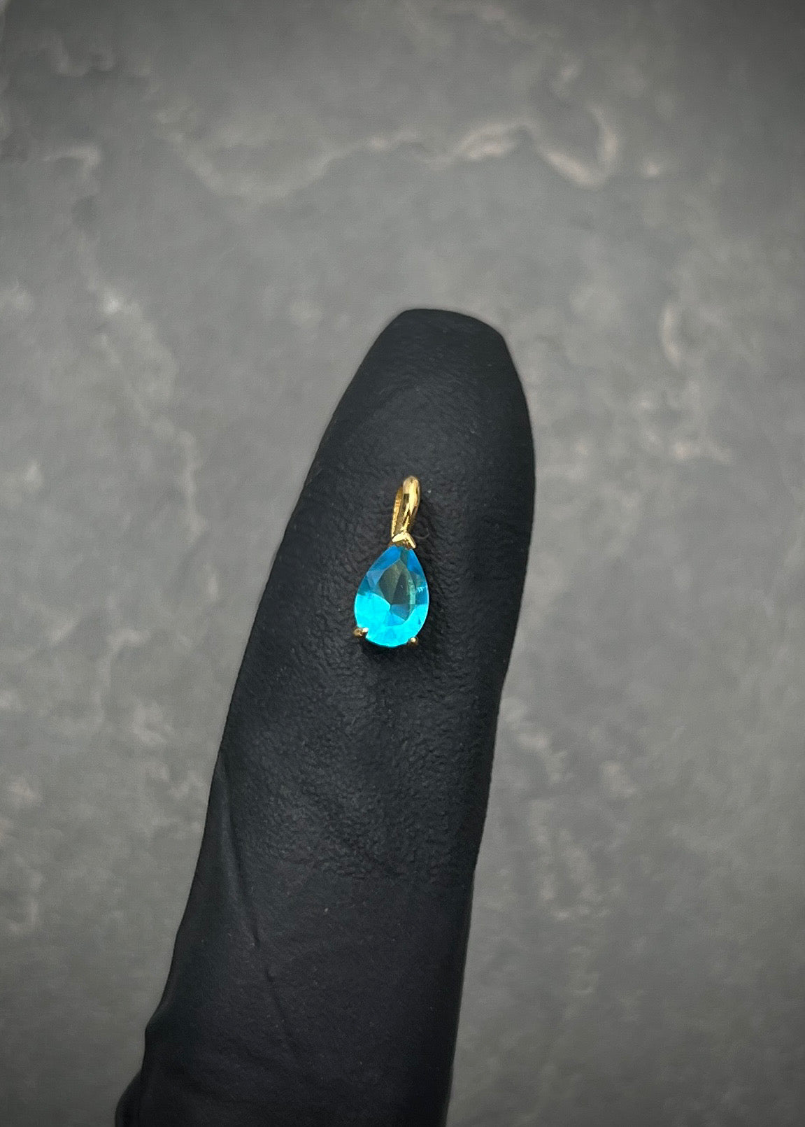 Dije con swarovski azul 0.35gr / Largo 0.9cm / Oro Amarillo Nac B