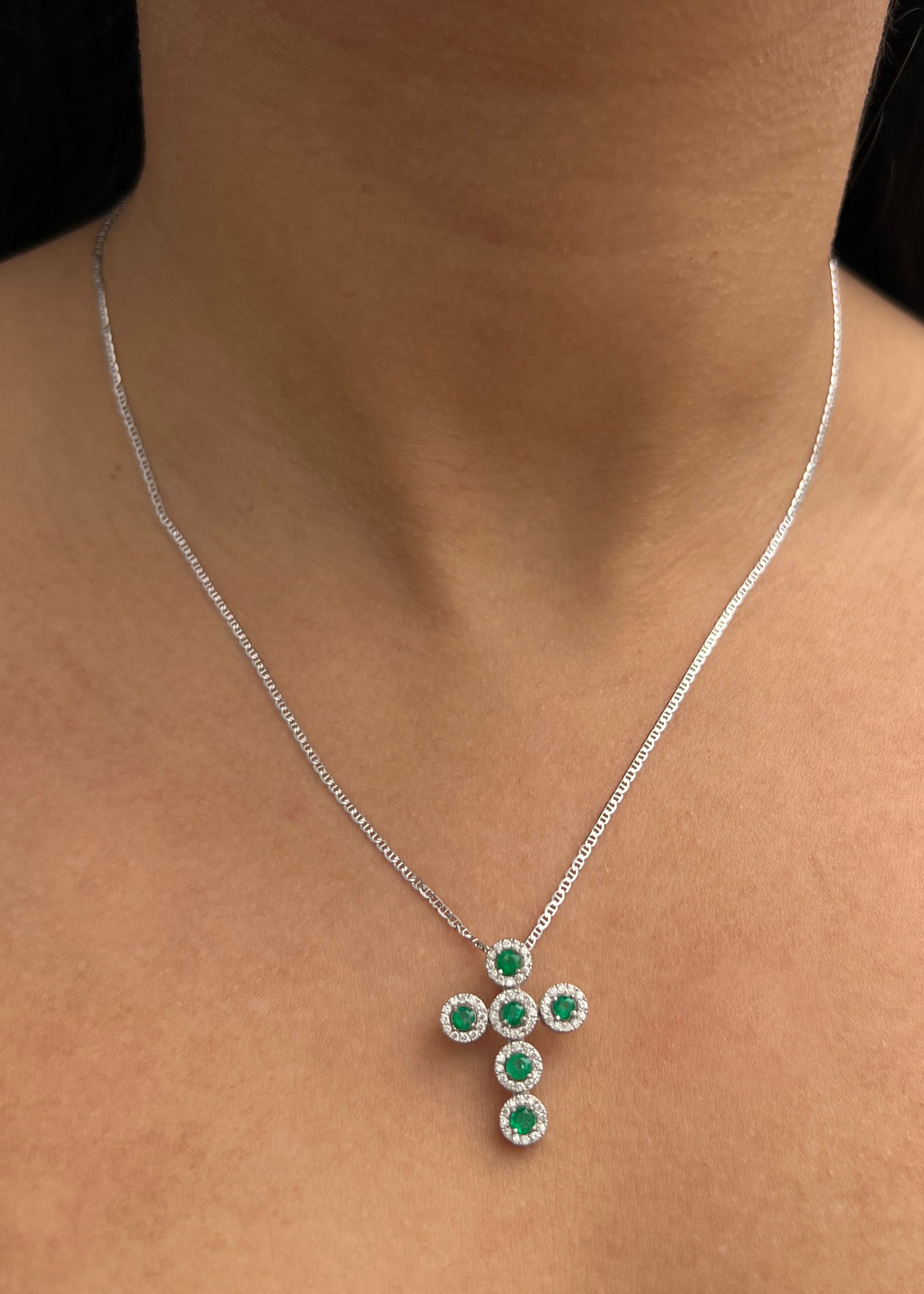 Dije cruz con 50pts de esmeralda y 30pts de diamantes 2.7gr / Largo 2.3cm / Oro Blanco (Joya) P