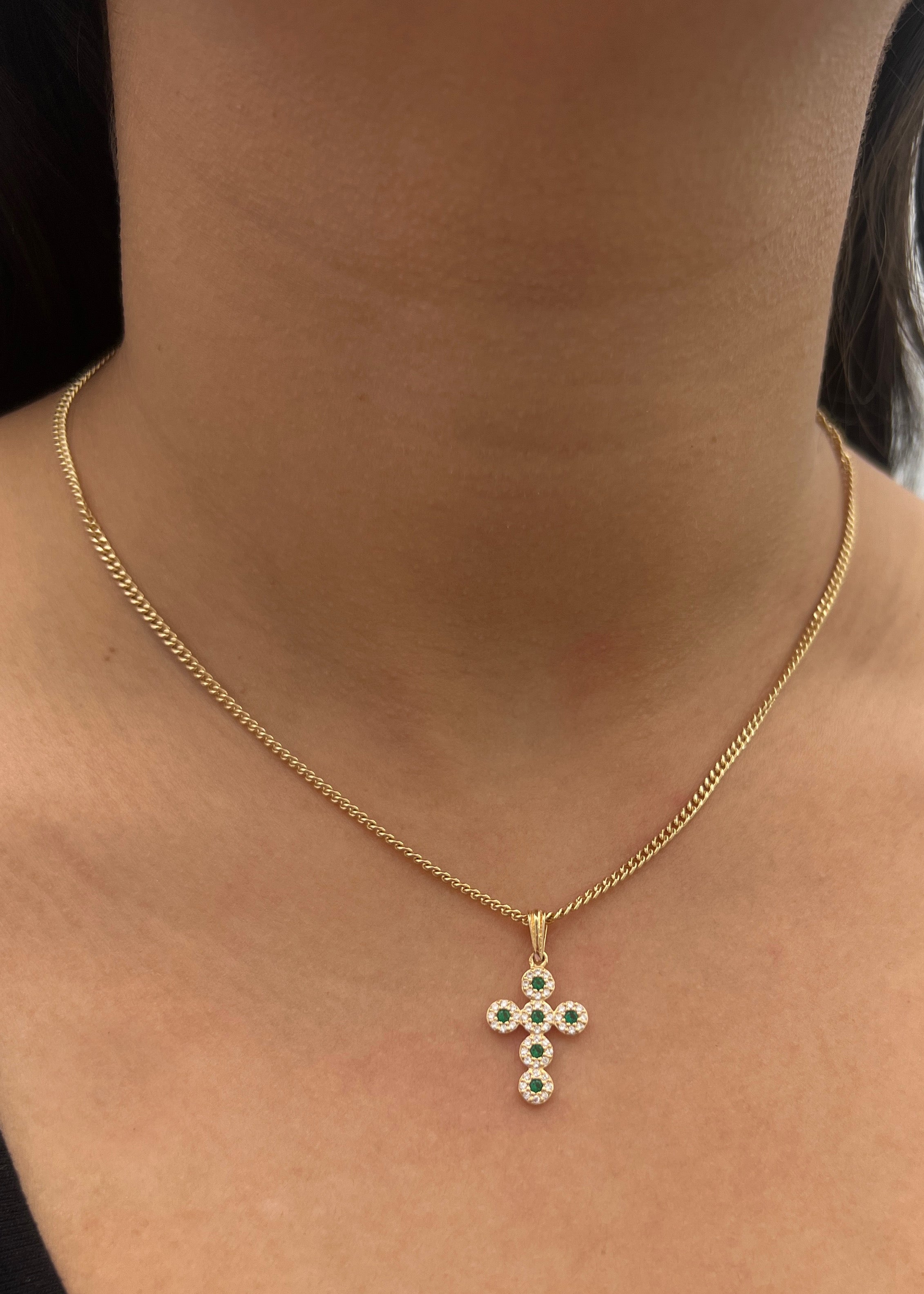 Dije cruz con swarovski verde y blanco 1.55gr / Largo 2.5cm / Oro Amarillo Nac P