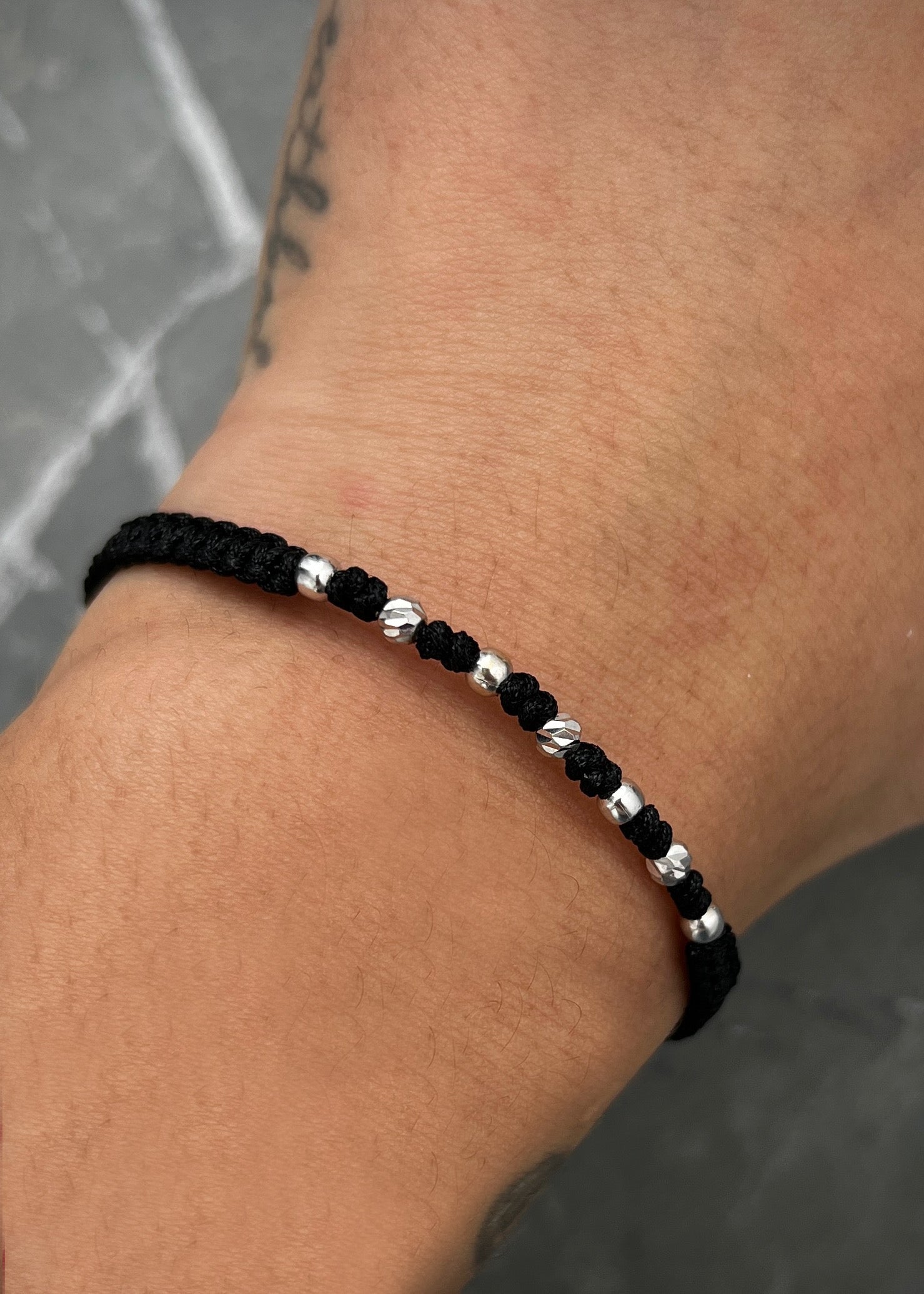 Pulsera en hilo negro con bolas lisas y diamantadas 3mm 0.4gr / Oro Blanco (Joya) M