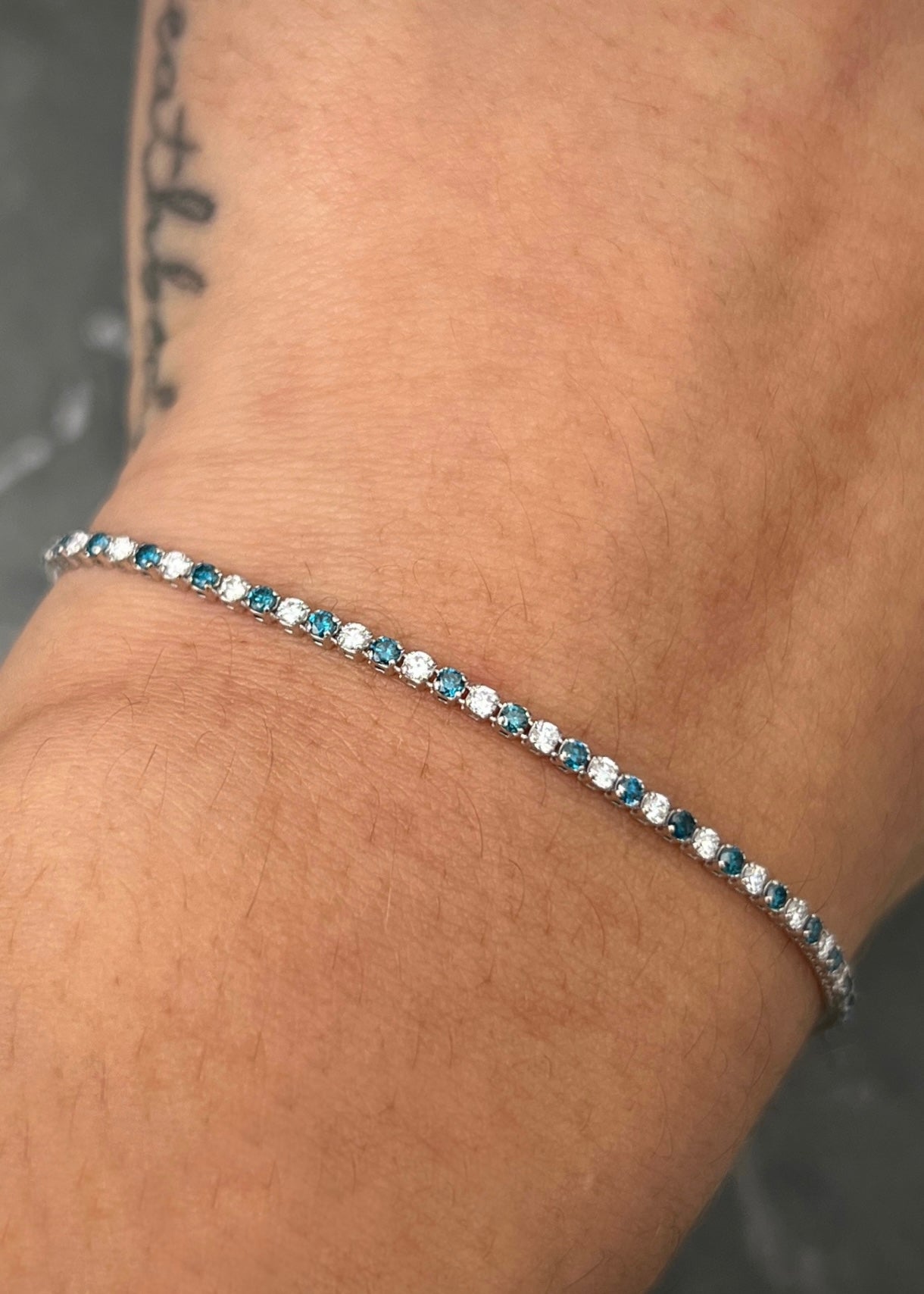Pulso tenis con 126pts de diamantes azules y blancos 2.05gr / Largo 17.5cm / Oro Blanco (Joya) M