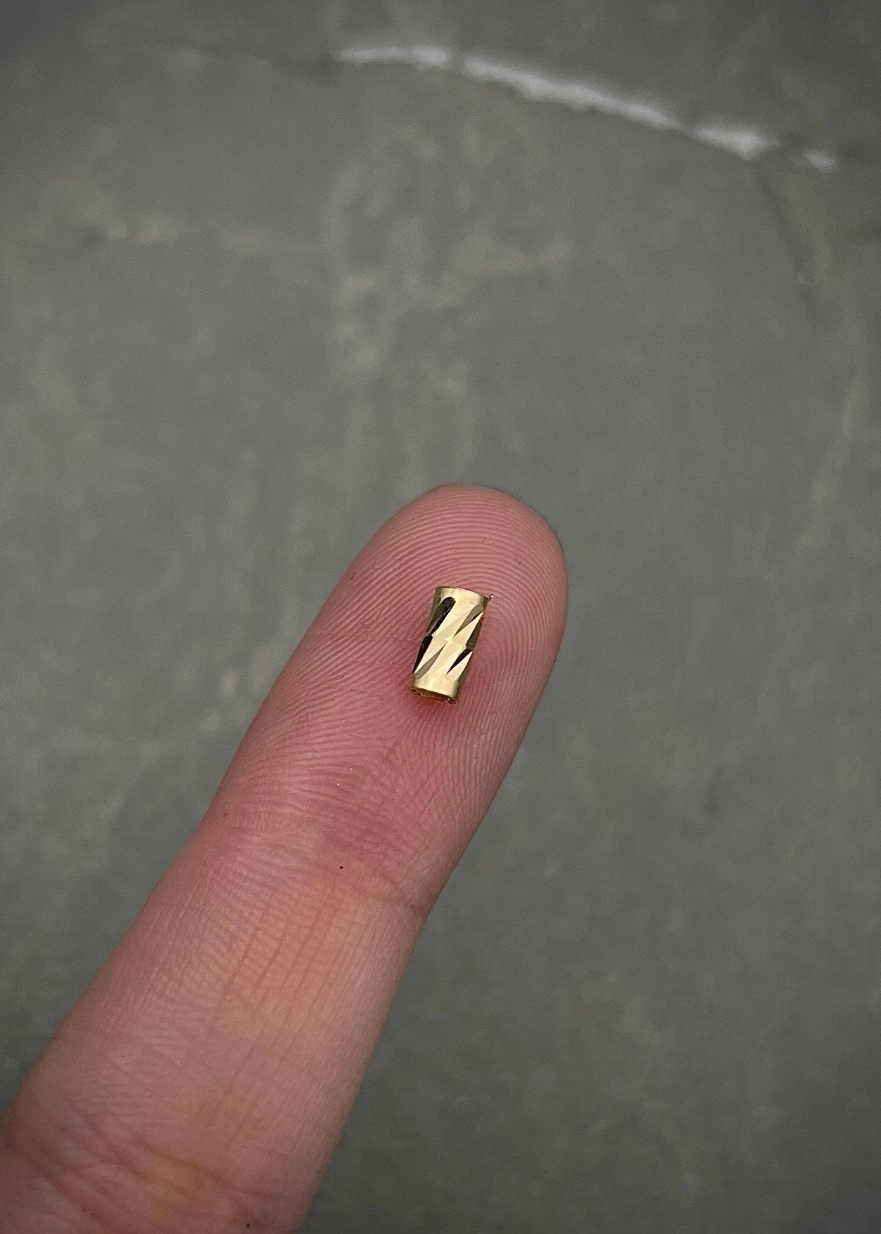 Herraje cilindro diamantado 0.15gr / Largo 0.6cm / Oro Amarillo Nac B