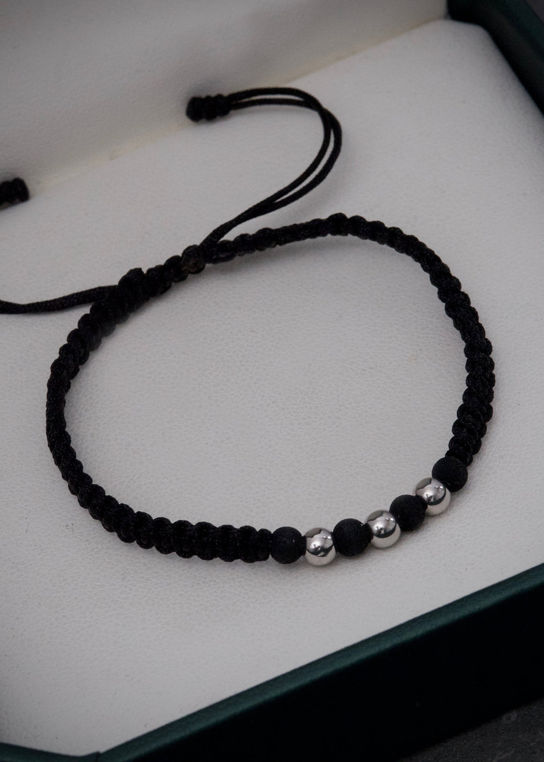 Pulsera en hilo negro con bolas lisas 4mm y neoprenos 0.25gr — Oro Blanco