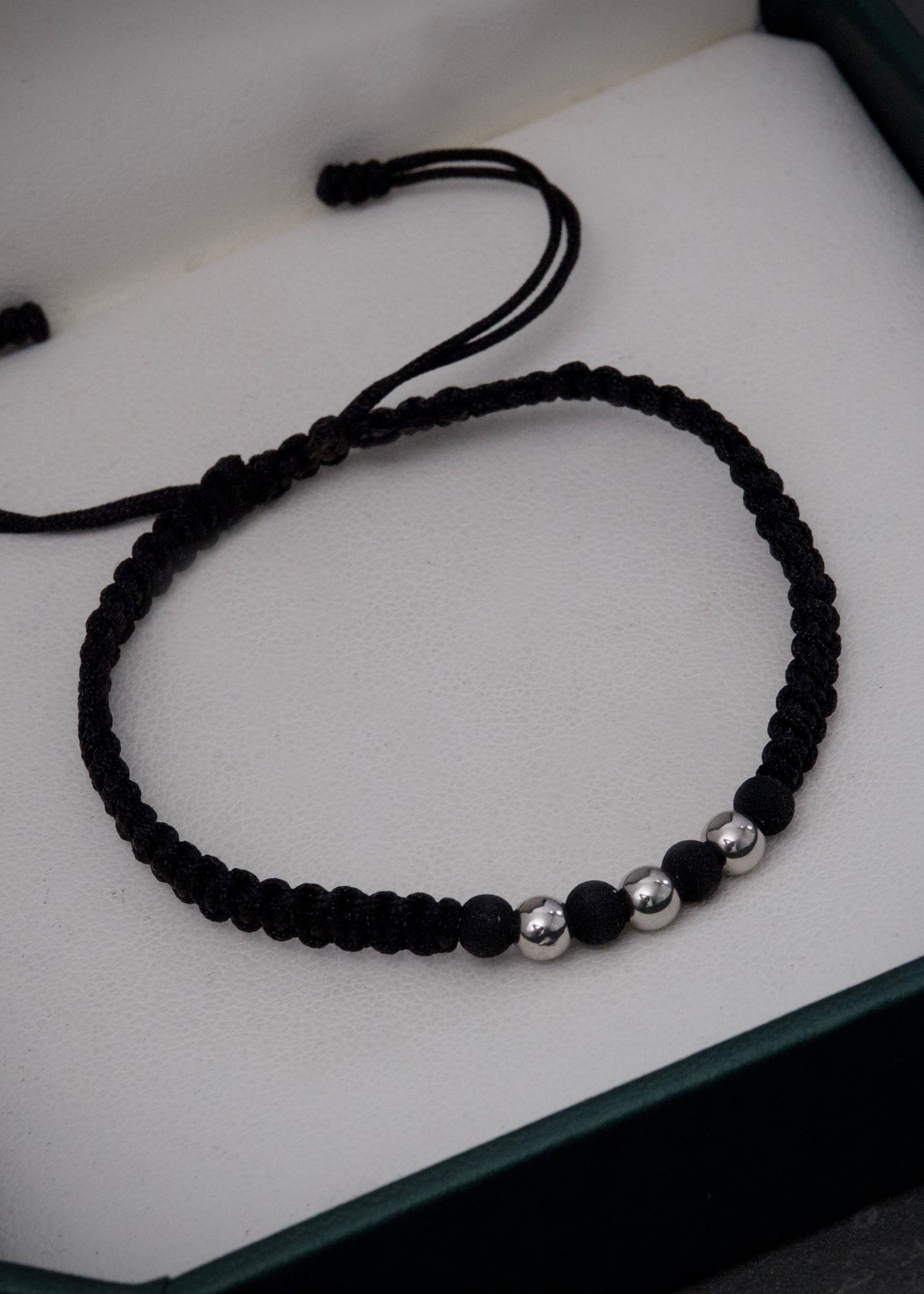 Pulsera en hilo negro con bolas lisas 4mm y neoprenos 0.25gr / Oro Blanco (Joya) M