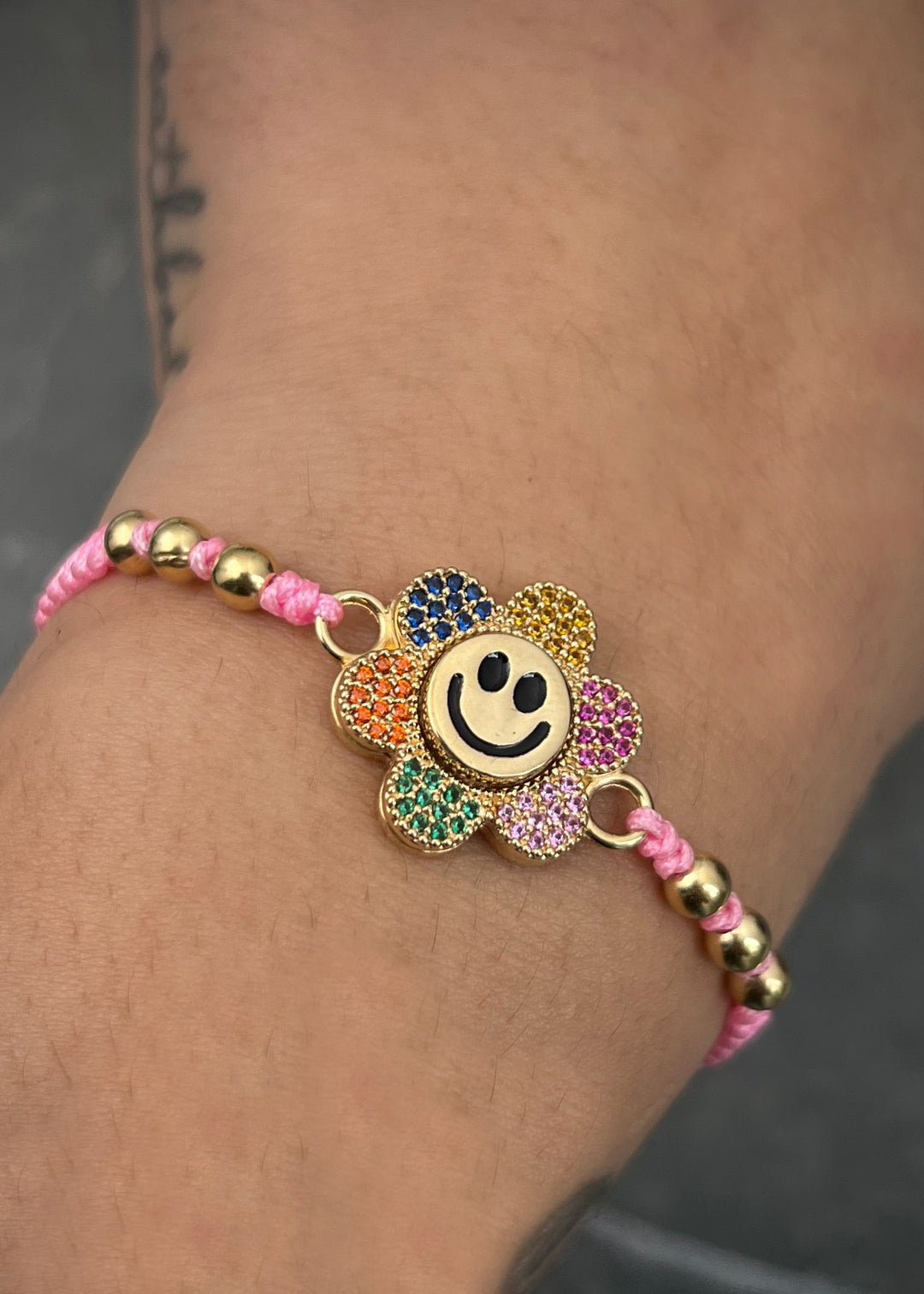 Pulsera en hilo rosado con herraje de flor 4.7gr — Oro Amarillo