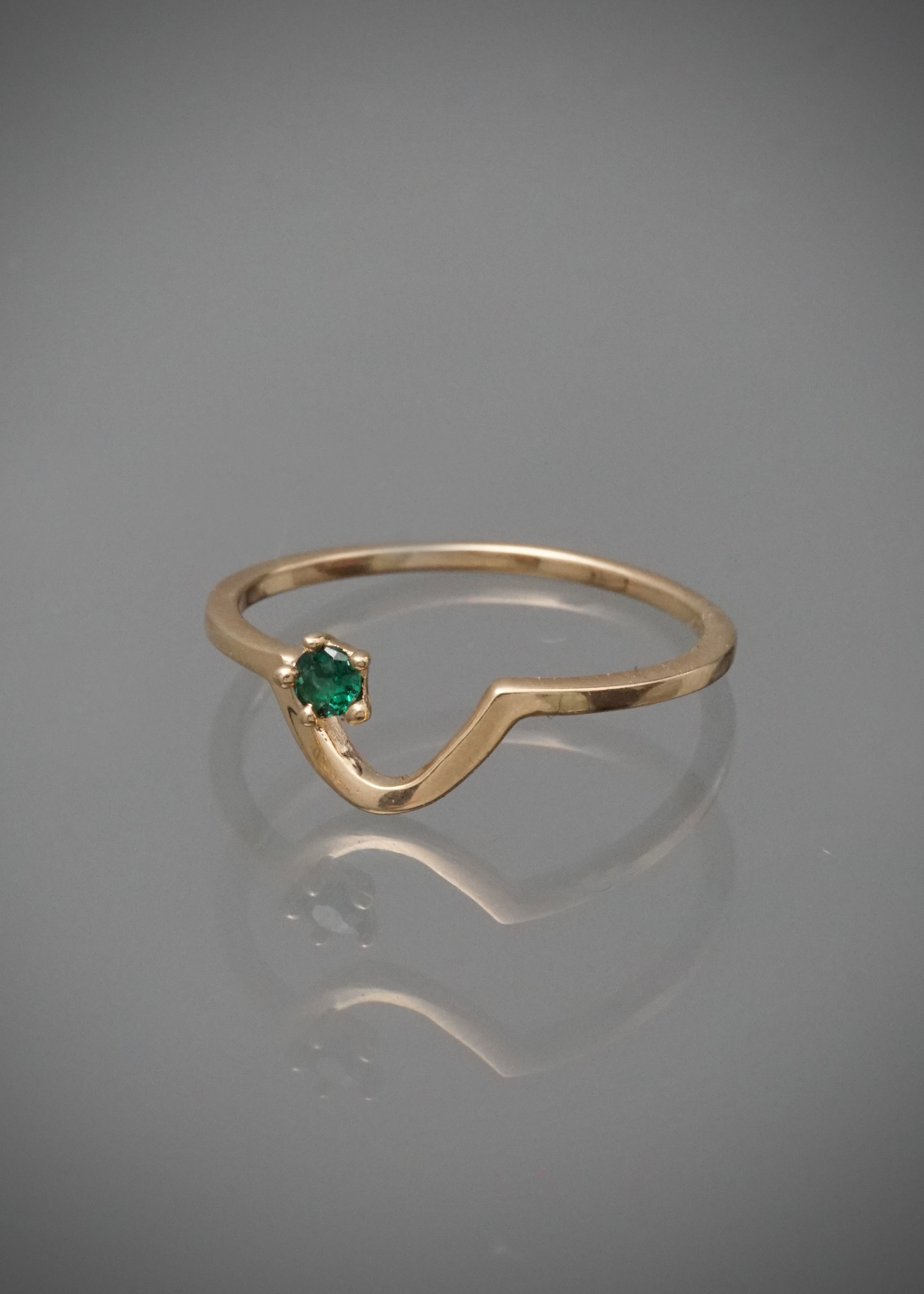 Anillo con swarovski verde 1.25gr / Talla 6 / Oro Amarillo Nac M